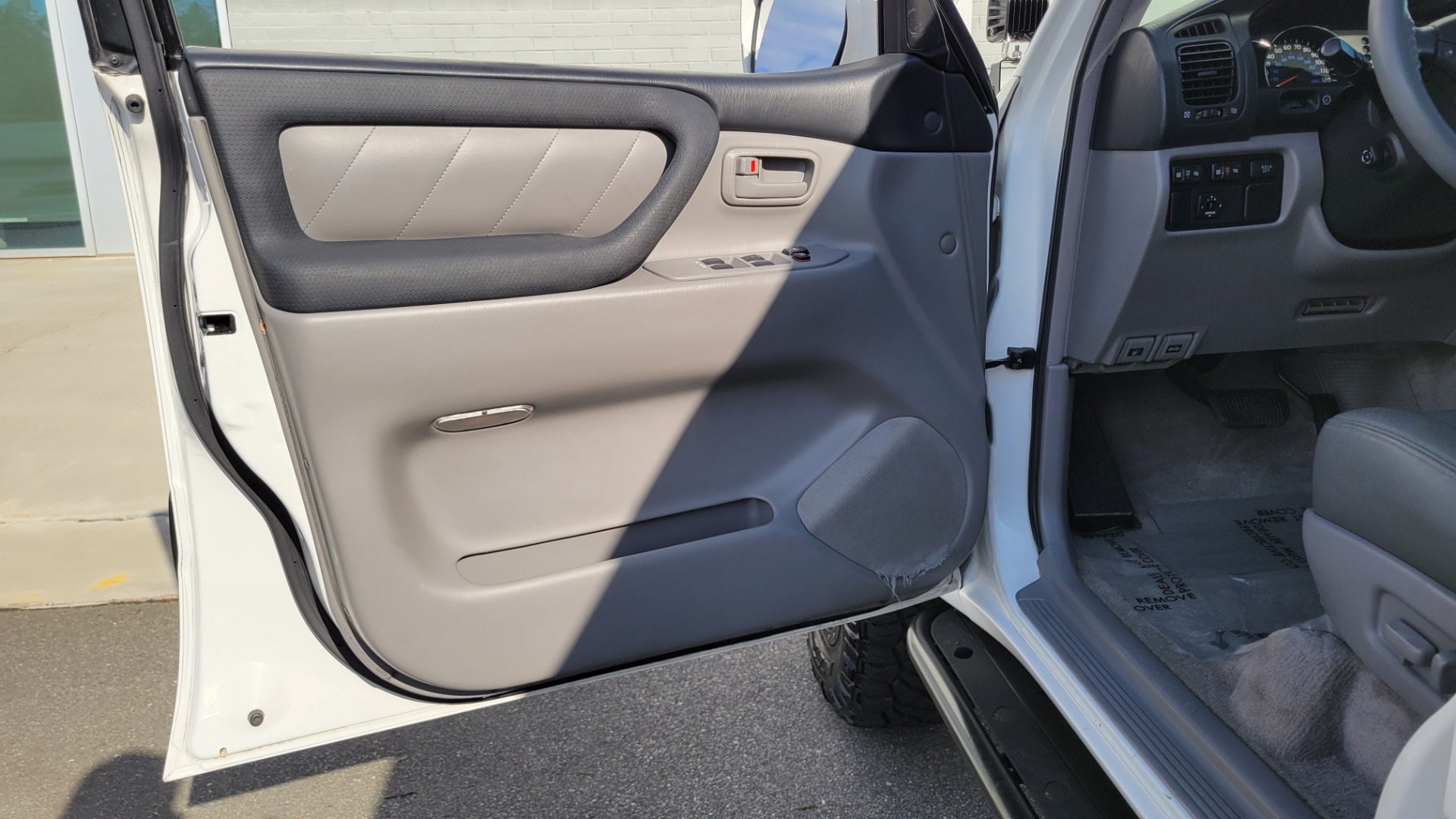 Used 2003 Toyota LAND CRUISER 4WD WAGON / 4.7L V8 / AUTO / NAVIGATION / LIFT / CUSTOM WHEELS for sale Sold at Formula Imports in Charlotte NC 28227 35