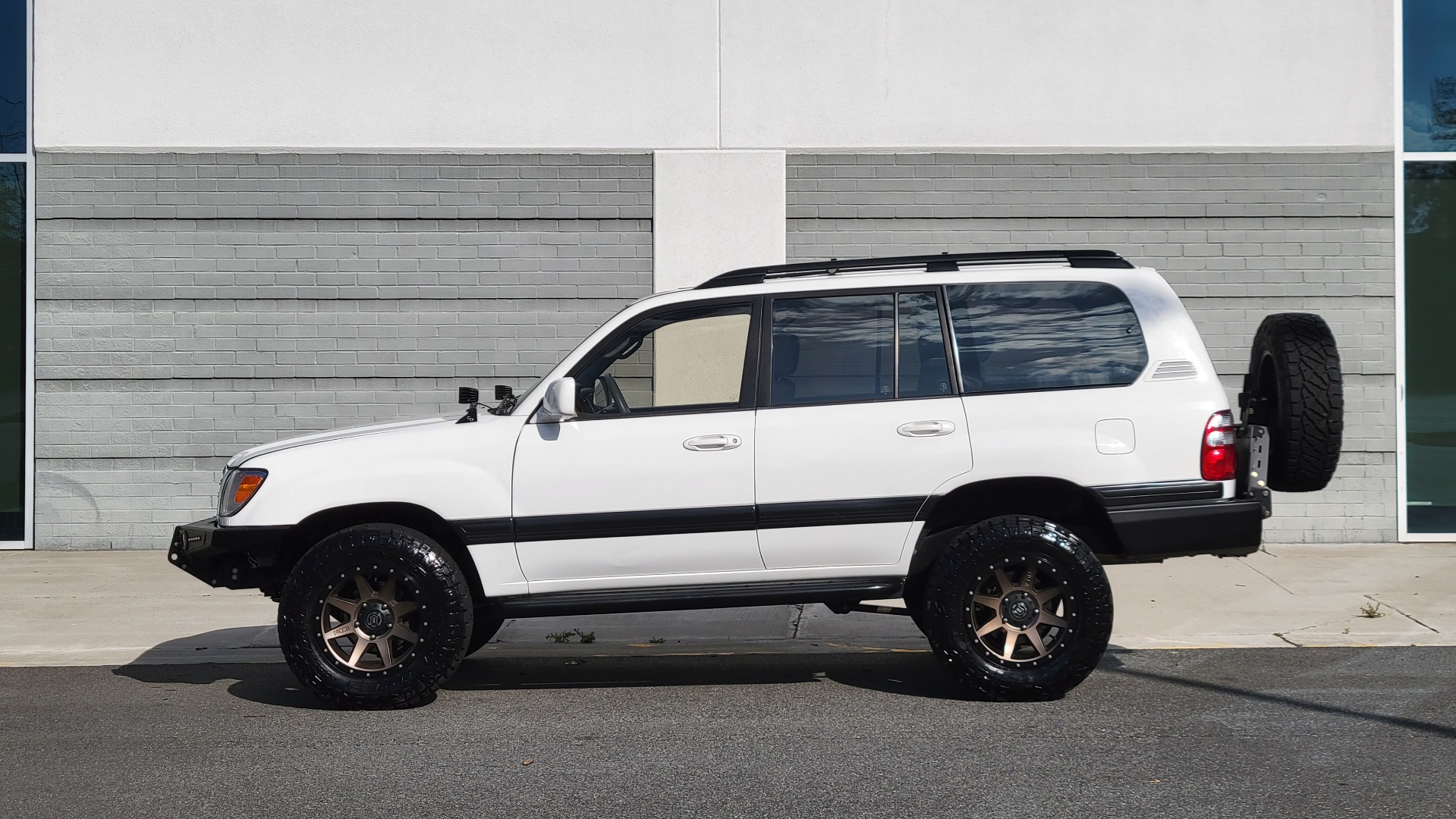 Used 2003 Toyota LAND CRUISER 4WD WAGON / 4.7L V8 / AUTO / NAVIGATION / LIFT / CUSTOM WHEELS for sale Sold at Formula Imports in Charlotte NC 28227 4