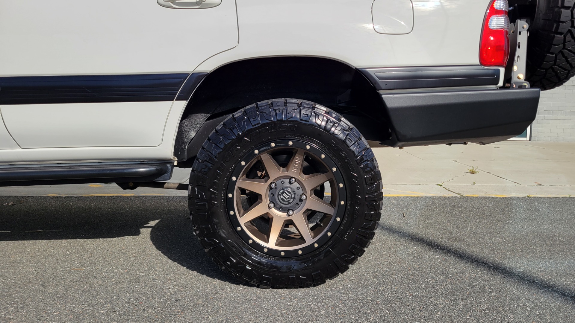 Used 2003 Toyota LAND CRUISER 4WD WAGON / 4.7L V8 / AUTO / NAVIGATION / LIFT / CUSTOM WHEELS for sale Sold at Formula Imports in Charlotte NC 28227 83