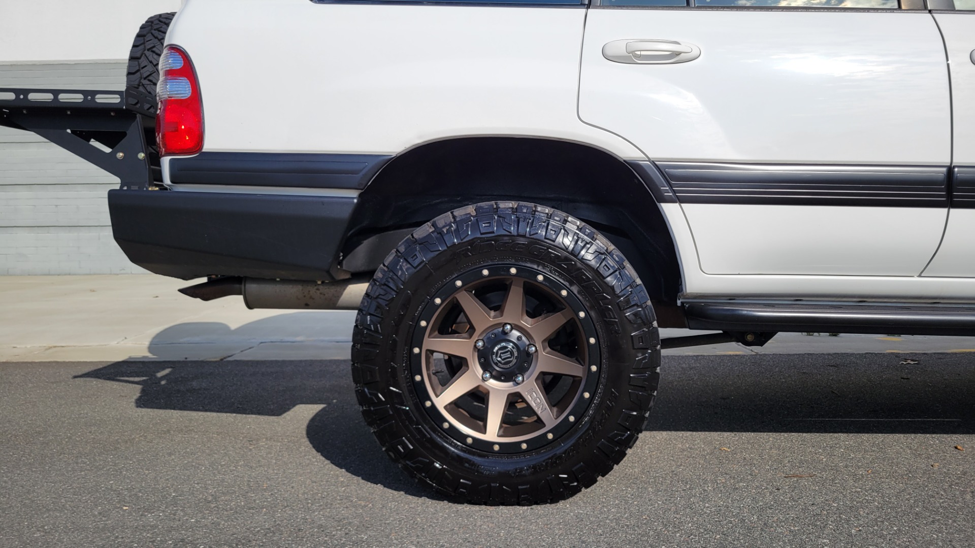 Used 2003 Toyota LAND CRUISER 4WD WAGON / 4.7L V8 / AUTO / NAVIGATION / LIFT / CUSTOM WHEELS for sale $27,999 at Formula Imports in Charlotte NC 28227 84