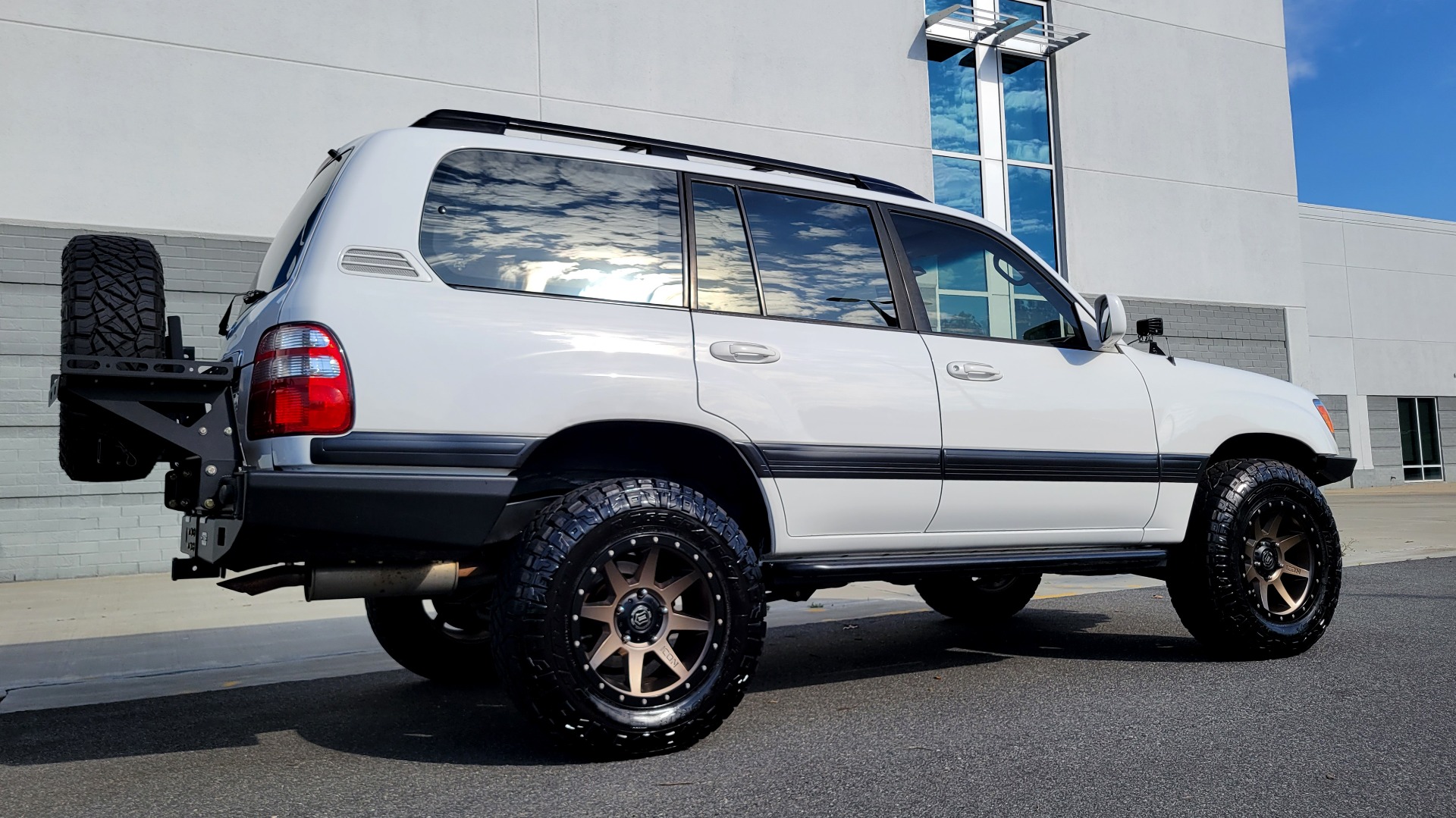 Used 2003 Toyota LAND CRUISER 4WD WAGON / 4.7L V8 / AUTO / NAVIGATION / LIFT / CUSTOM WHEELS for sale Sold at Formula Imports in Charlotte NC 28227 9