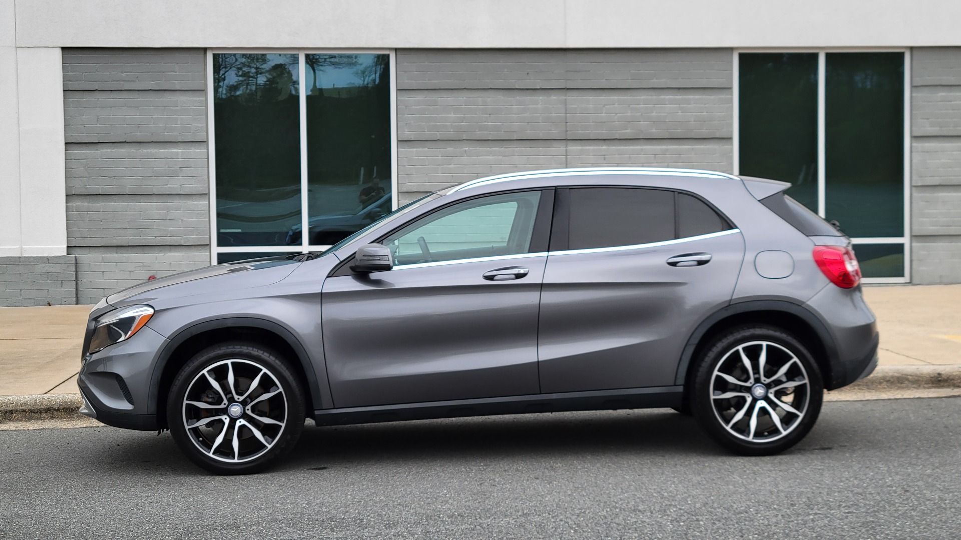 Used 2017 Mercedes-Benz GLA 250 2.0L SUV / APPLE CARPLAY / BLIND SPOT / KEYLESS-GO for sale $26,795 at Formula Imports in Charlotte NC 28227 3