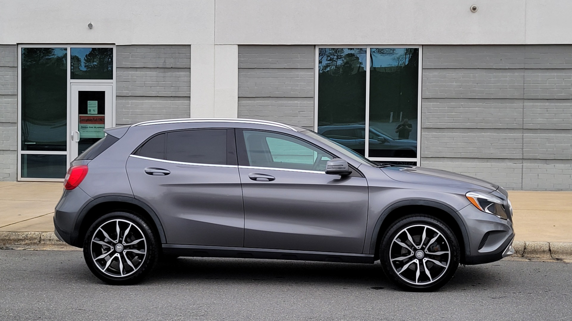 Used 2017 Mercedes-Benz GLA 250 2.0L SUV / APPLE CARPLAY / BLIND SPOT / KEYLESS-GO for sale $26,795 at Formula Imports in Charlotte NC 28227 6