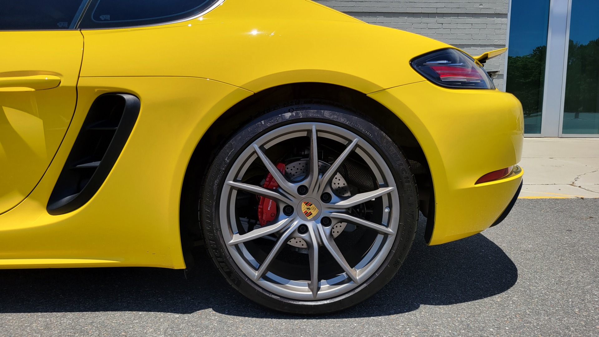 Used 2018 Porsche 718 CAYMAN S / 2.5L / PDK 7-SPD / PREMIUM / SPORT CHRONO / NAV / CAMERA for sale $76,995 at Formula Imports in Charlotte NC 28227 76