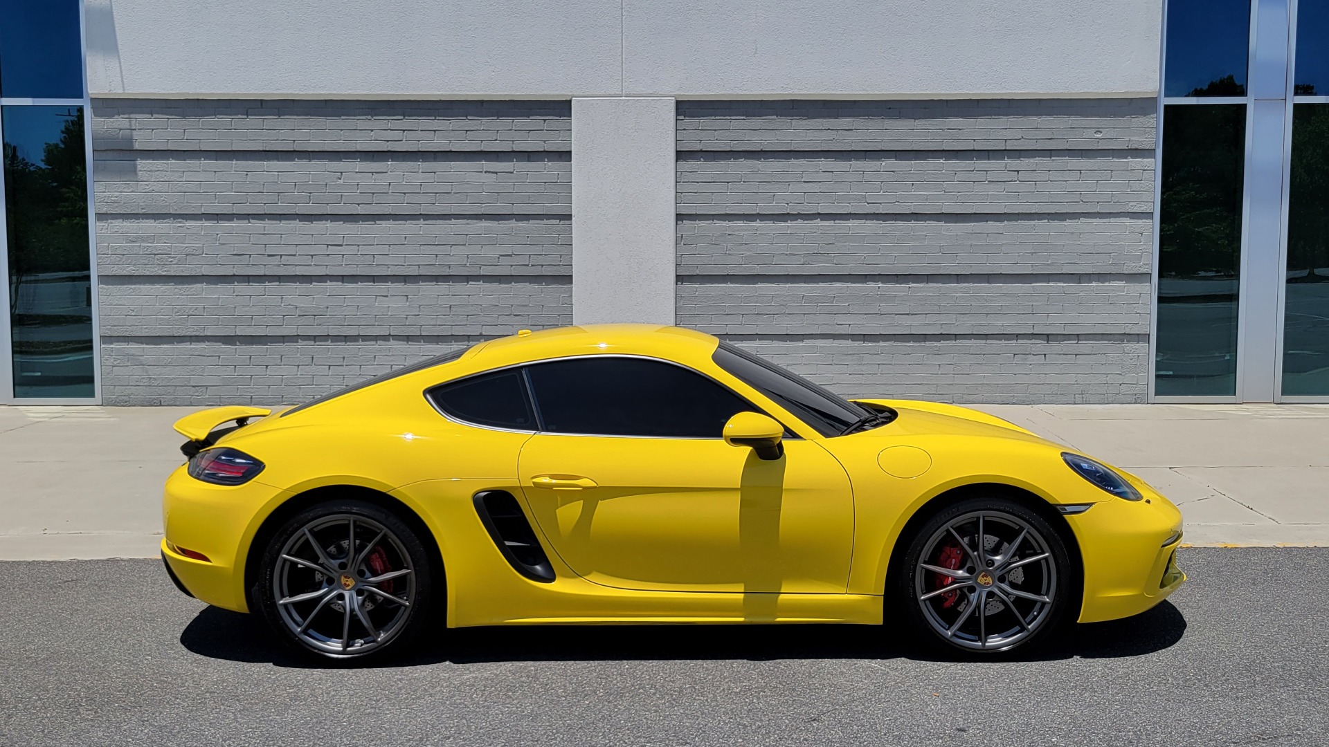 Used 2018 Porsche 718 CAYMAN S / 2.5L / PDK 7-SPD / PREMIUM / SPORT CHRONO / NAV / CAMERA for sale $76,995 at Formula Imports in Charlotte NC 28227 9