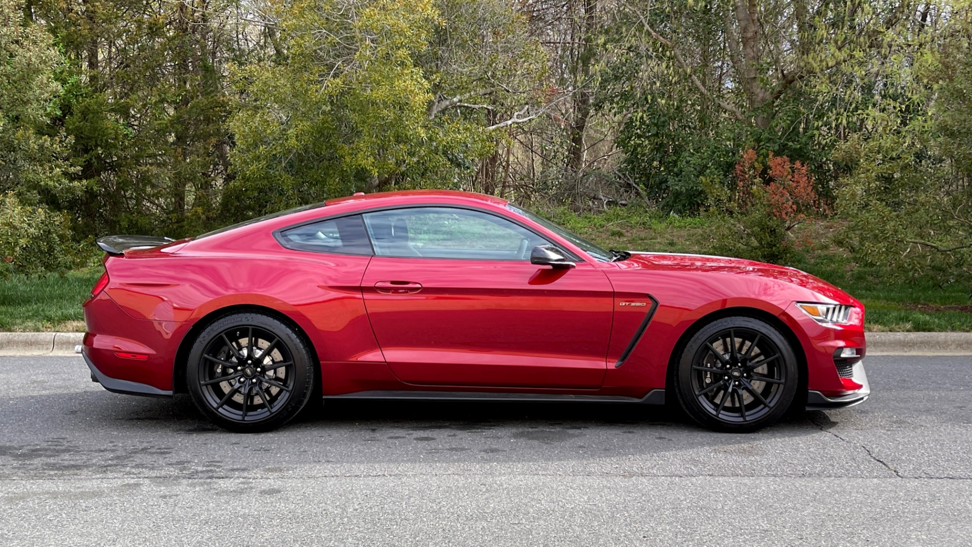 Used 2017 Ford MUSTANG SHELBY GT350 COUPE / 526HP / 6-SPD MAN / NAV / SHAKER SND / REARVIEW for sale Sold at Formula Imports in Charlotte NC 28227 9