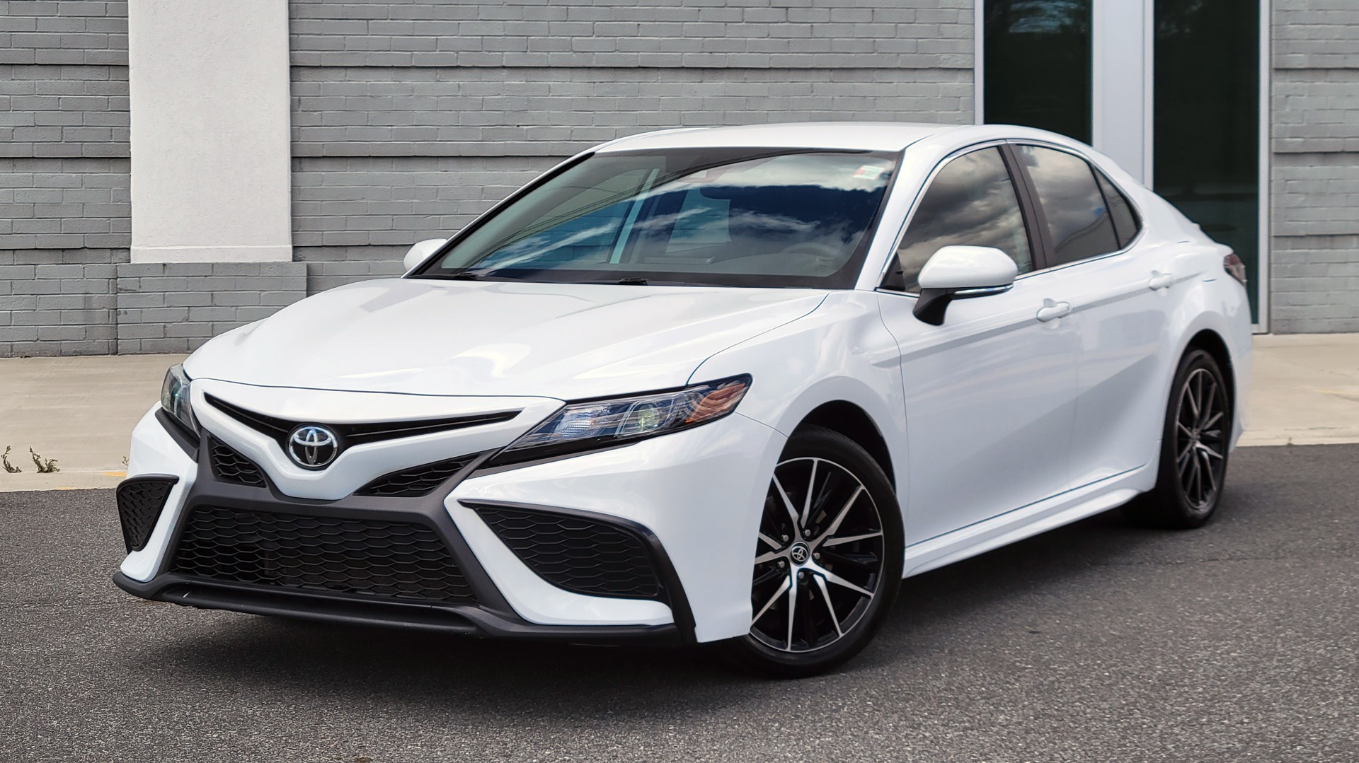 Used 2021 Toyota CAMRY SE 2.5L SEDAN / 8-SPD AUTO / BSM / CONV PKG / REARVIEW for sale Sold at Formula Imports in Charlotte NC 28227 1