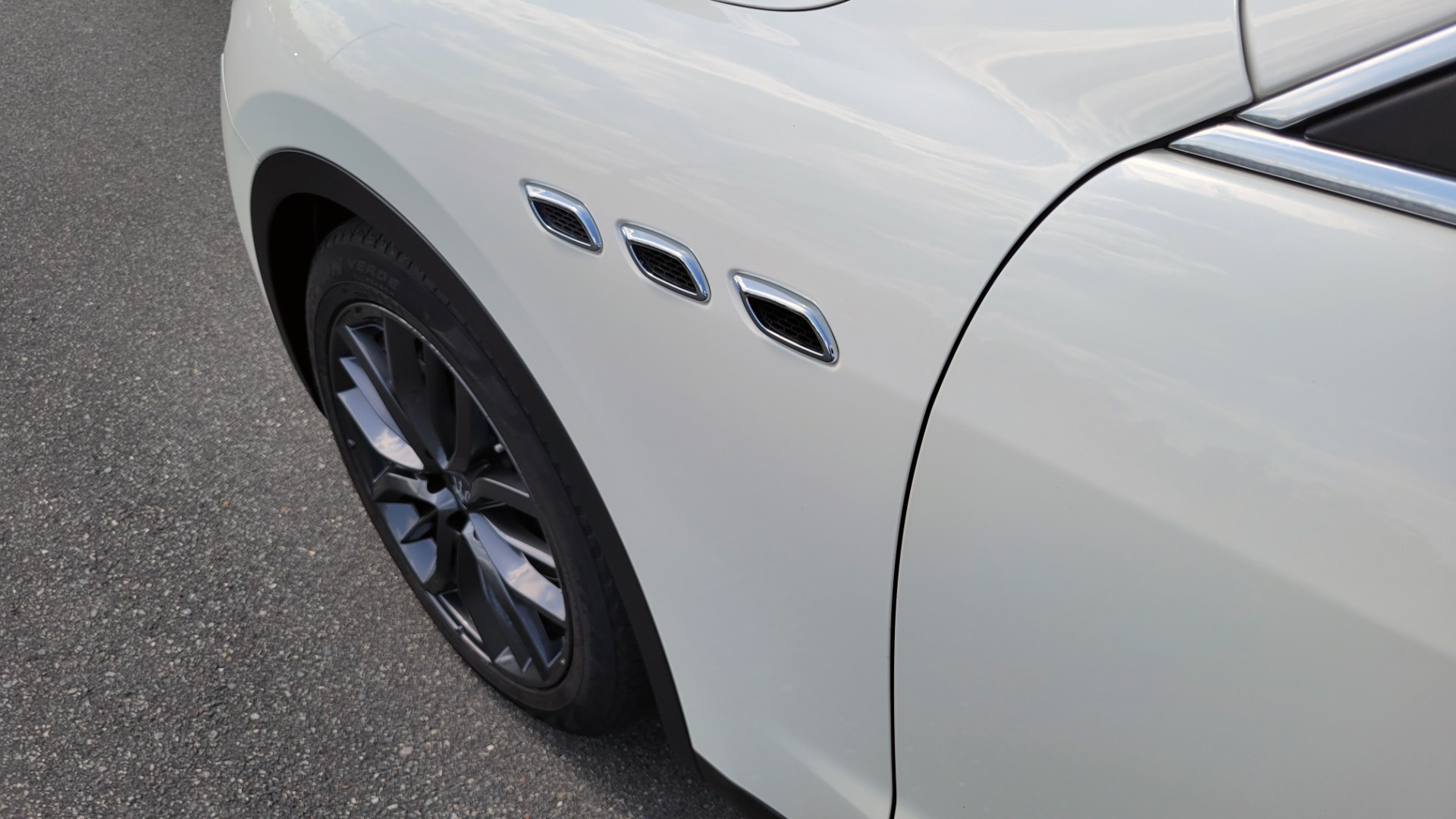 Used 2018 Maserati LEVANTE 3.0L 345HP SUV / 8-SPD / PREMIUM / BSA / NAV / 20IN WHLS / REARVIEW for sale $50,495 at Formula Imports in Charlotte NC 28227 14