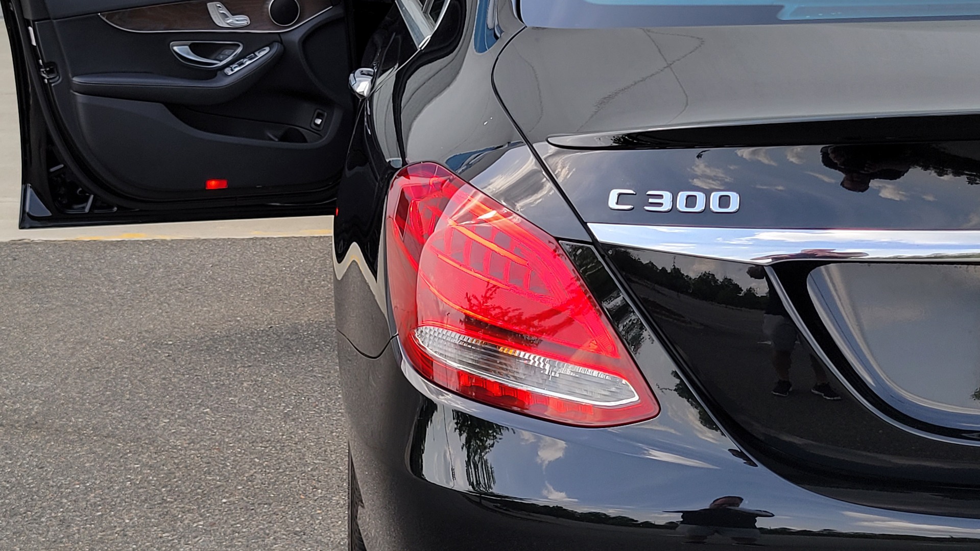 Used 2018 Mercedes-Benz C-CLASS C 300 PREMIUM 2.0L SEDAN / NAV / KEYLESS-GO / BLIND SPOT ASST for sale Sold at Formula Imports in Charlotte NC 28227 26