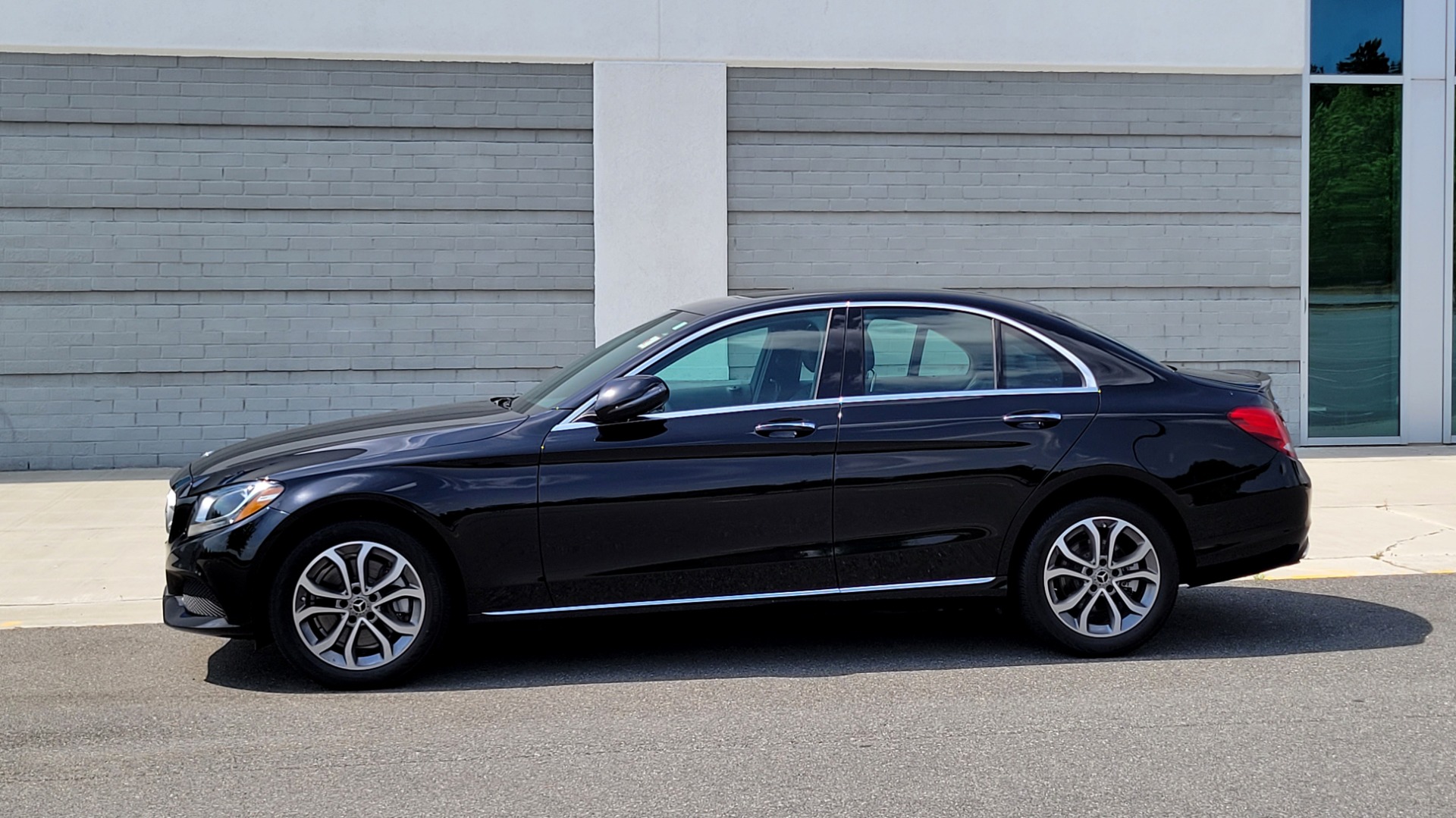 Used 2018 Mercedes-Benz C-CLASS C 300 PREMIUM 2.0L SEDAN / NAV / KEYLESS-GO / BLIND SPOT ASST for sale Sold at Formula Imports in Charlotte NC 28227 4