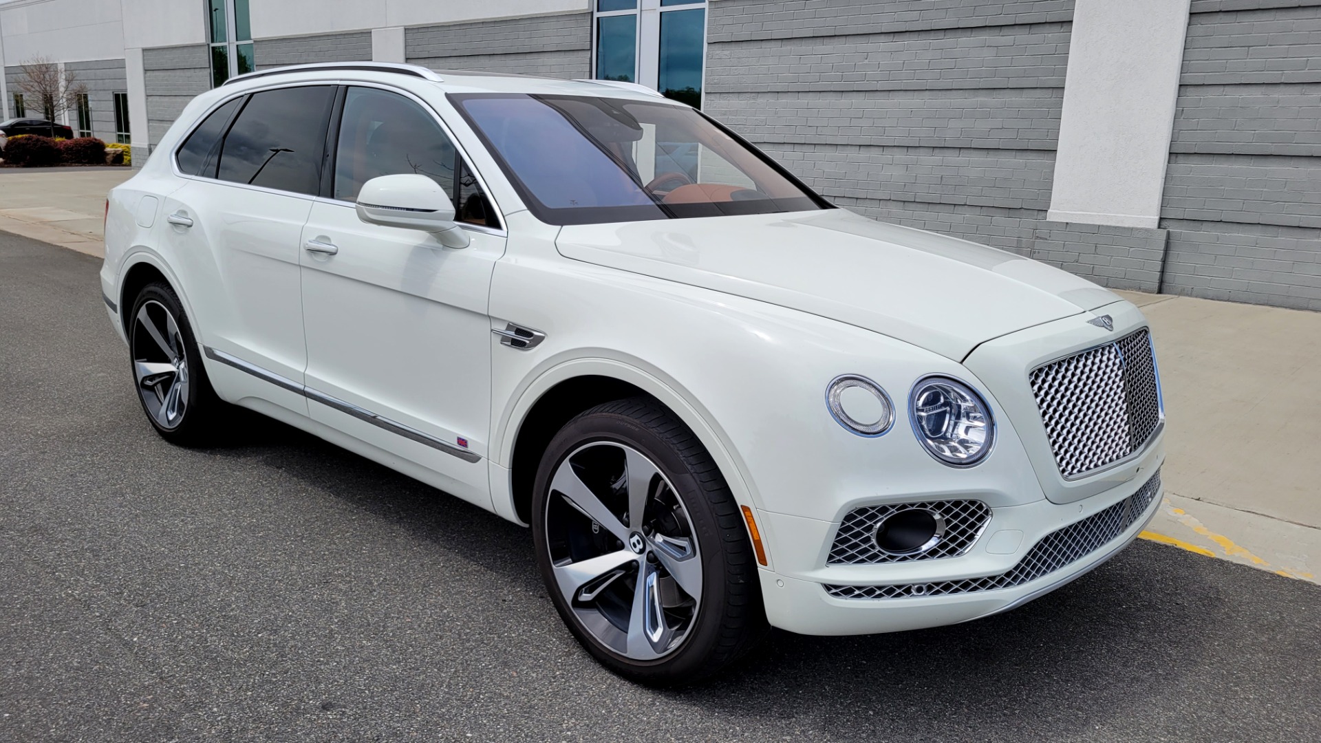 Used 2017 Bentley BENTAYGA W12 FIRST EDITION / AWD / NAV / HUD / SUNROOF / PREM SND / REARVIEW for sale $145,000 at Formula Imports in Charlotte NC 28227 11