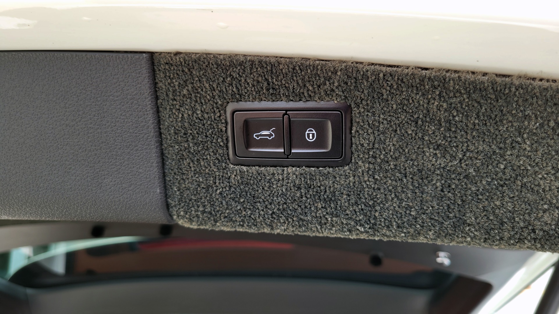 Used 2017 Bentley BENTAYGA W12 FIRST EDITION / AWD / NAV / HUD / SUNROOF / PREM SND / REARVIEW for sale $145,000 at Formula Imports in Charlotte NC 28227 27