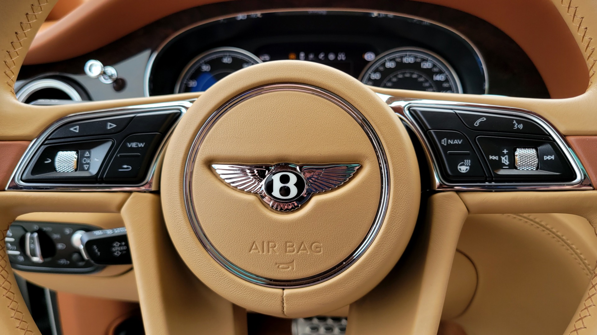 Used 2017 Bentley BENTAYGA W12 FIRST EDITION / AWD / NAV / HUD / SUNROOF / PREM SND / REARVIEW for sale $145,000 at Formula Imports in Charlotte NC 28227 29