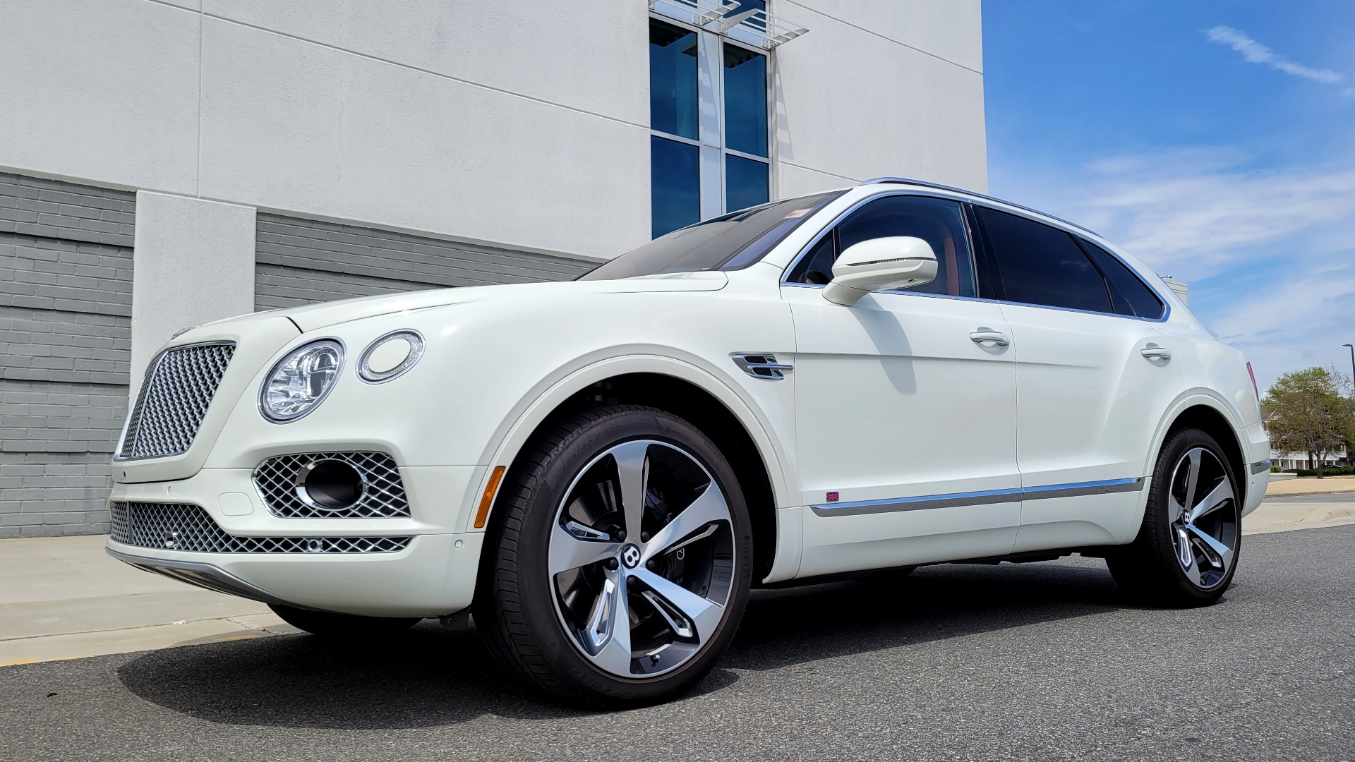 Used 2017 Bentley BENTAYGA W12 FIRST EDITION / AWD / NAV / HUD / SUNROOF / PREM SND / REARVIEW for sale $145,000 at Formula Imports in Charlotte NC 28227 3