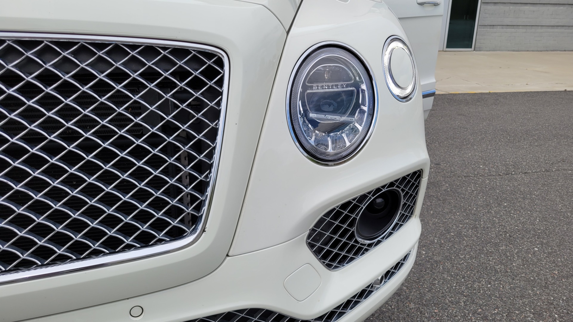 Used 2017 Bentley BENTAYGA W12 FIRST EDITION / AWD / NAV / HUD / SUNROOF / PREM SND / REARVIEW for sale $145,000 at Formula Imports in Charlotte NC 28227 32