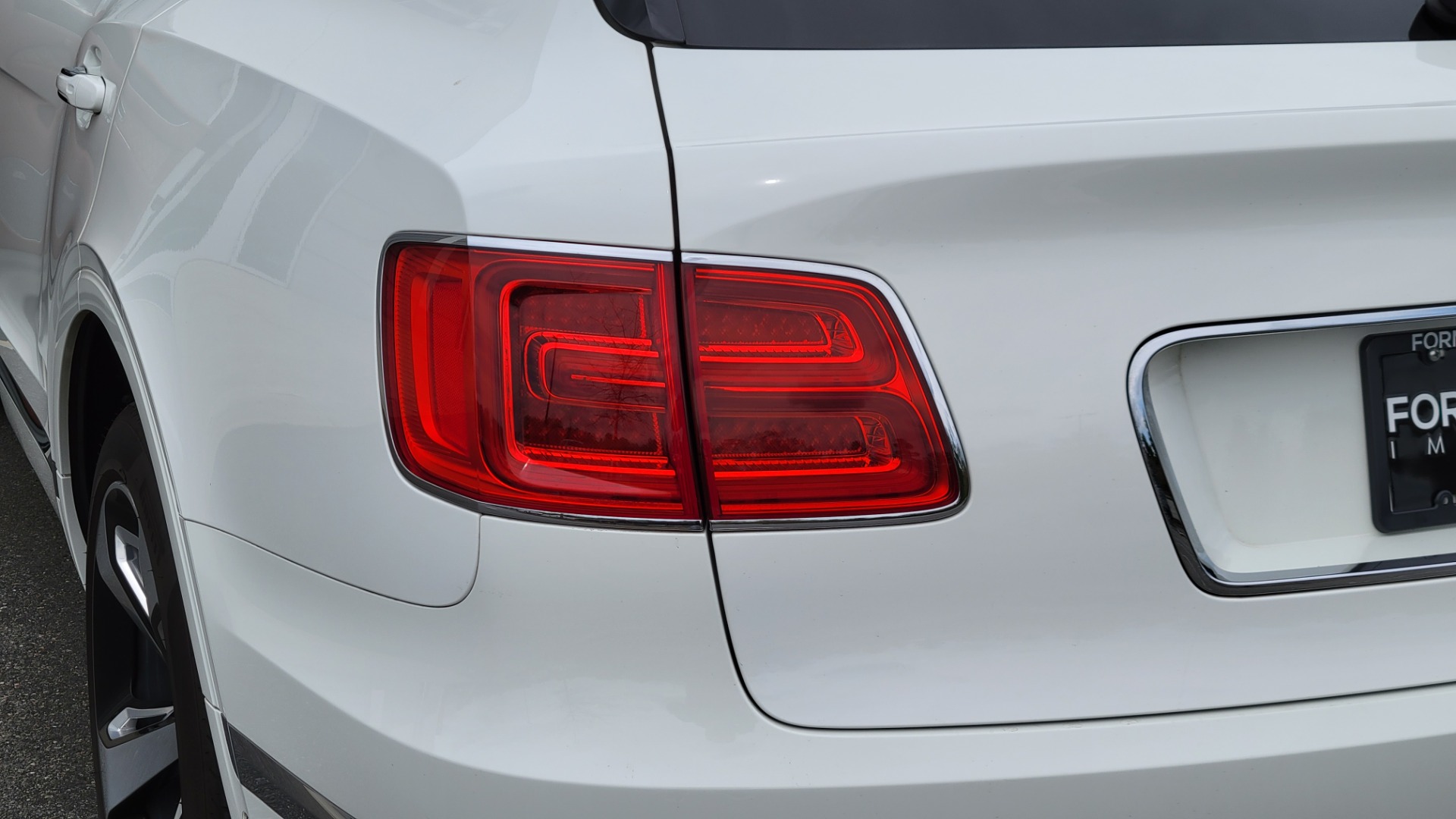 Used 2017 Bentley BENTAYGA W12 FIRST EDITION / AWD / NAV / HUD / SUNROOF / PREM SND / REARVIEW for sale $145,000 at Formula Imports in Charlotte NC 28227 37