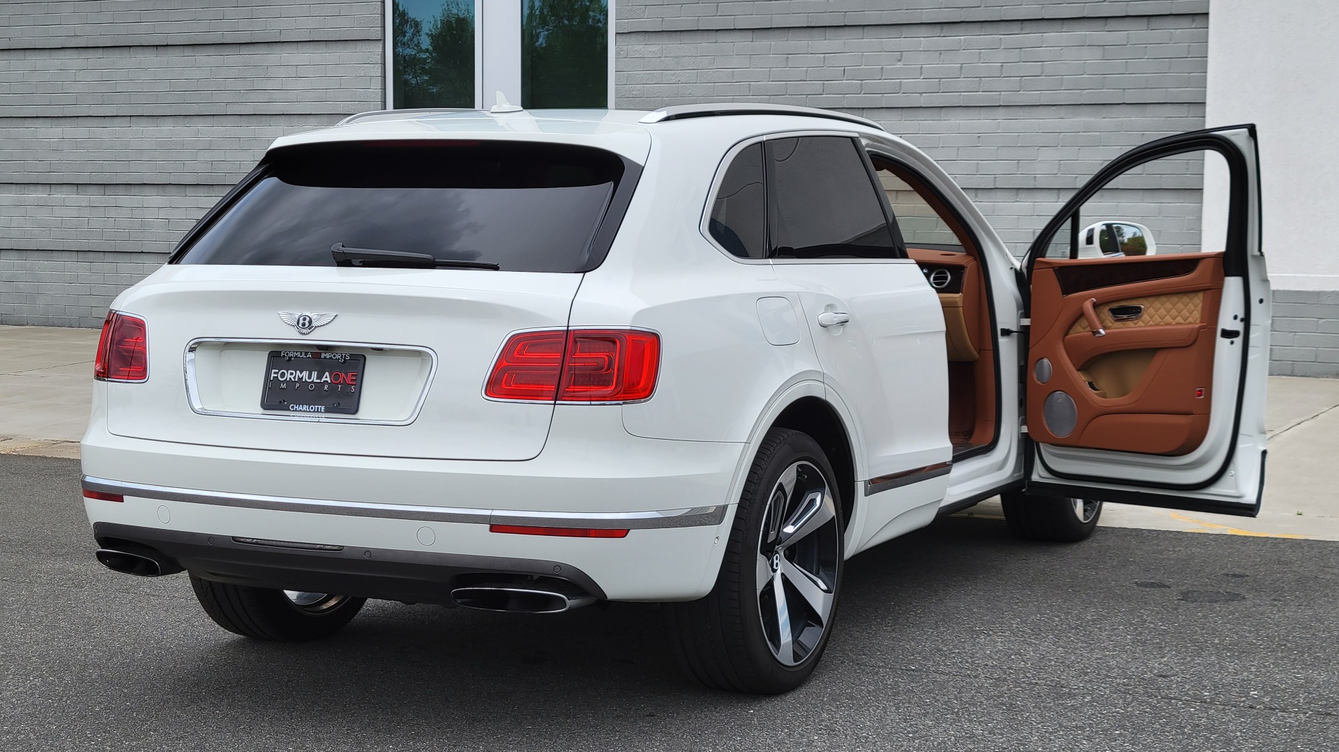 Used 2017 Bentley BENTAYGA W12 FIRST EDITION / AWD / NAV / HUD / SUNROOF / PREM SND / REARVIEW for sale $145,000 at Formula Imports in Charlotte NC 28227 39