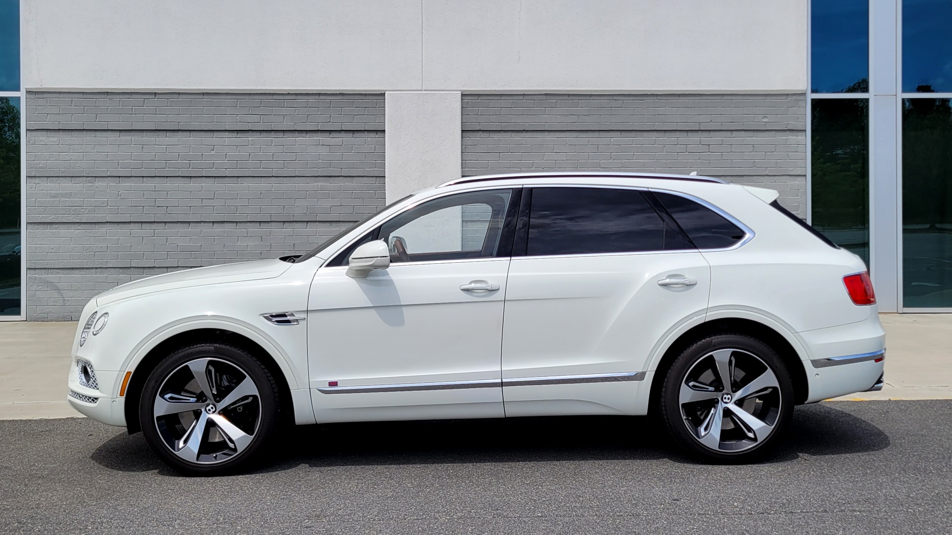 Used 2017 Bentley BENTAYGA W12 FIRST EDITION / AWD / NAV / HUD / SUNROOF / PREM SND / REARVIEW for sale $145,000 at Formula Imports in Charlotte NC 28227 4