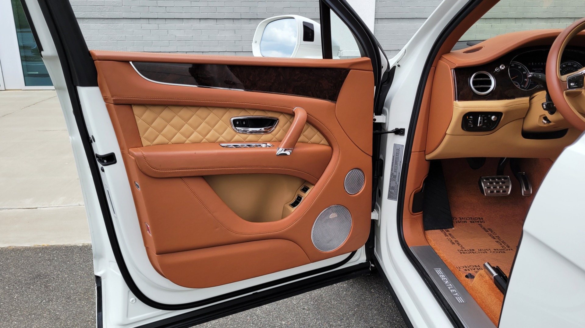 Used 2017 Bentley BENTAYGA W12 FIRST EDITION / AWD / NAV / HUD / SUNROOF / PREM SND / REARVIEW for sale $145,000 at Formula Imports in Charlotte NC 28227 40
