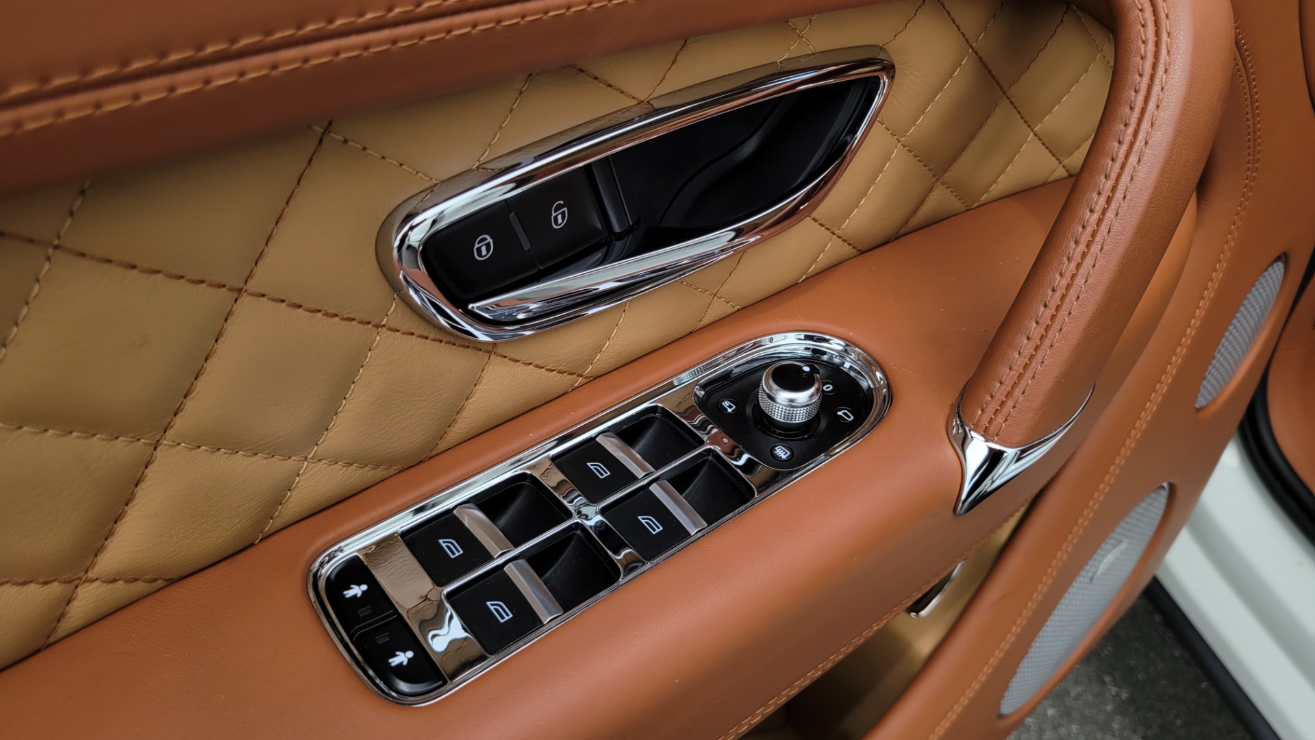 Used 2017 Bentley BENTAYGA W12 FIRST EDITION / AWD / NAV / HUD / SUNROOF / PREM SND / REARVIEW for sale $145,000 at Formula Imports in Charlotte NC 28227 41