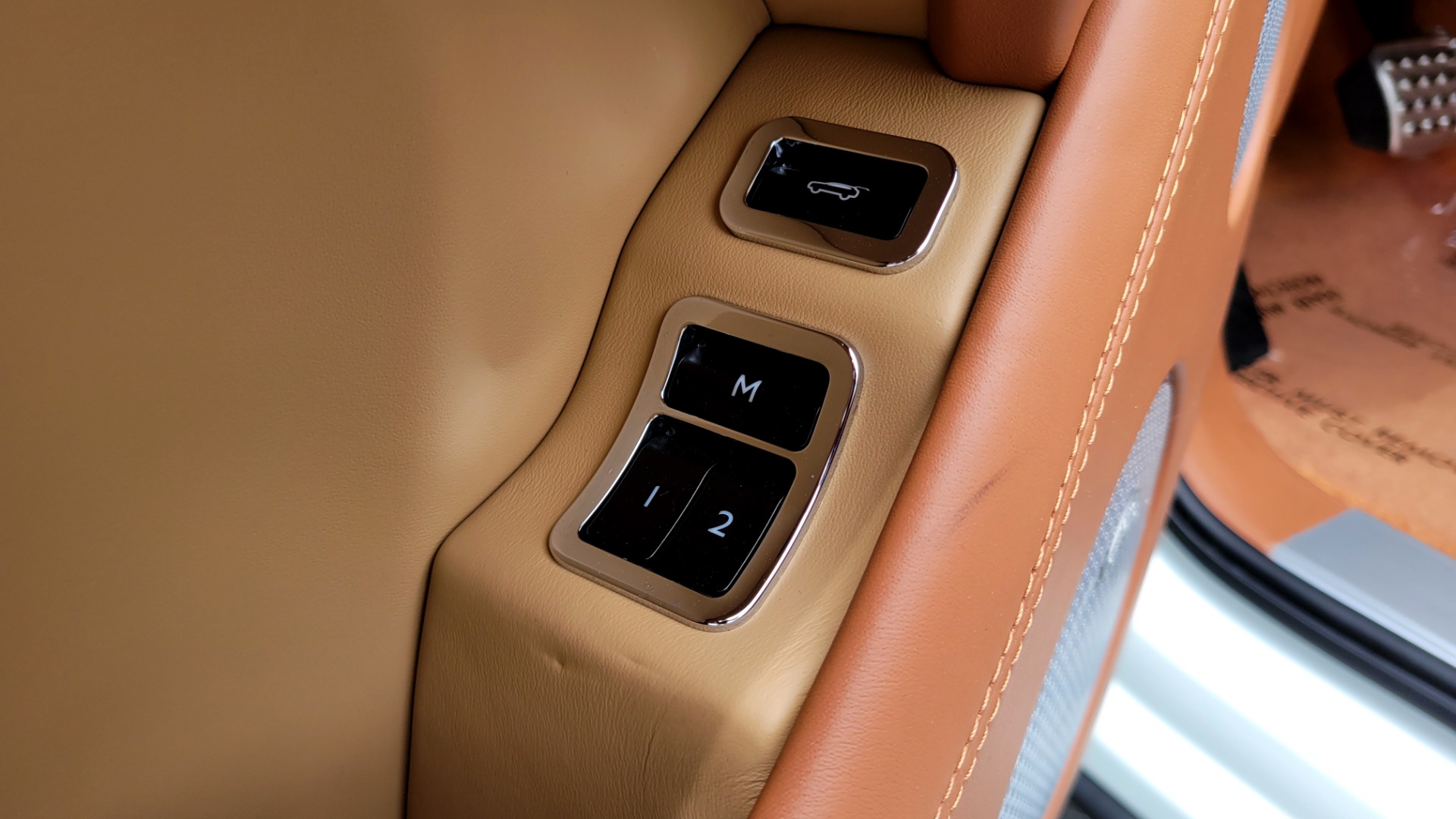 Used 2017 Bentley BENTAYGA W12 FIRST EDITION / AWD / NAV / HUD / SUNROOF / PREM SND / REARVIEW for sale $145,000 at Formula Imports in Charlotte NC 28227 42