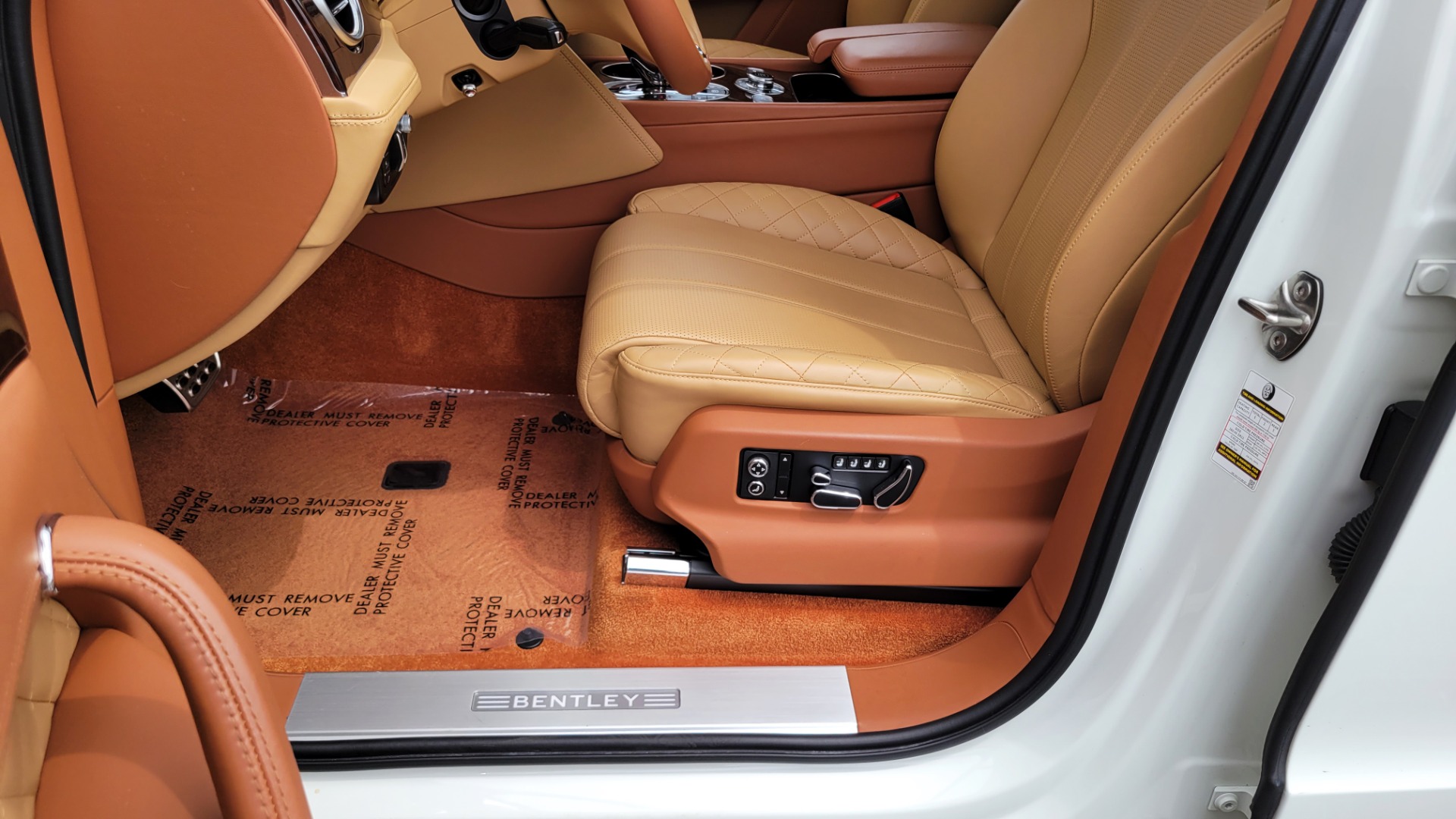 Used 2017 Bentley BENTAYGA W12 FIRST EDITION / AWD / NAV / HUD / SUNROOF / PREM SND / REARVIEW for sale $145,000 at Formula Imports in Charlotte NC 28227 45