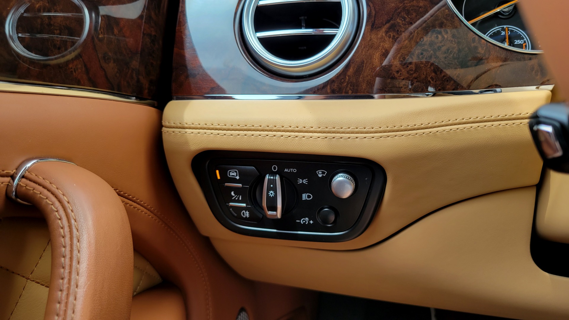 Used 2017 Bentley BENTAYGA W12 FIRST EDITION / AWD / NAV / HUD / SUNROOF / PREM SND / REARVIEW for sale $145,000 at Formula Imports in Charlotte NC 28227 51