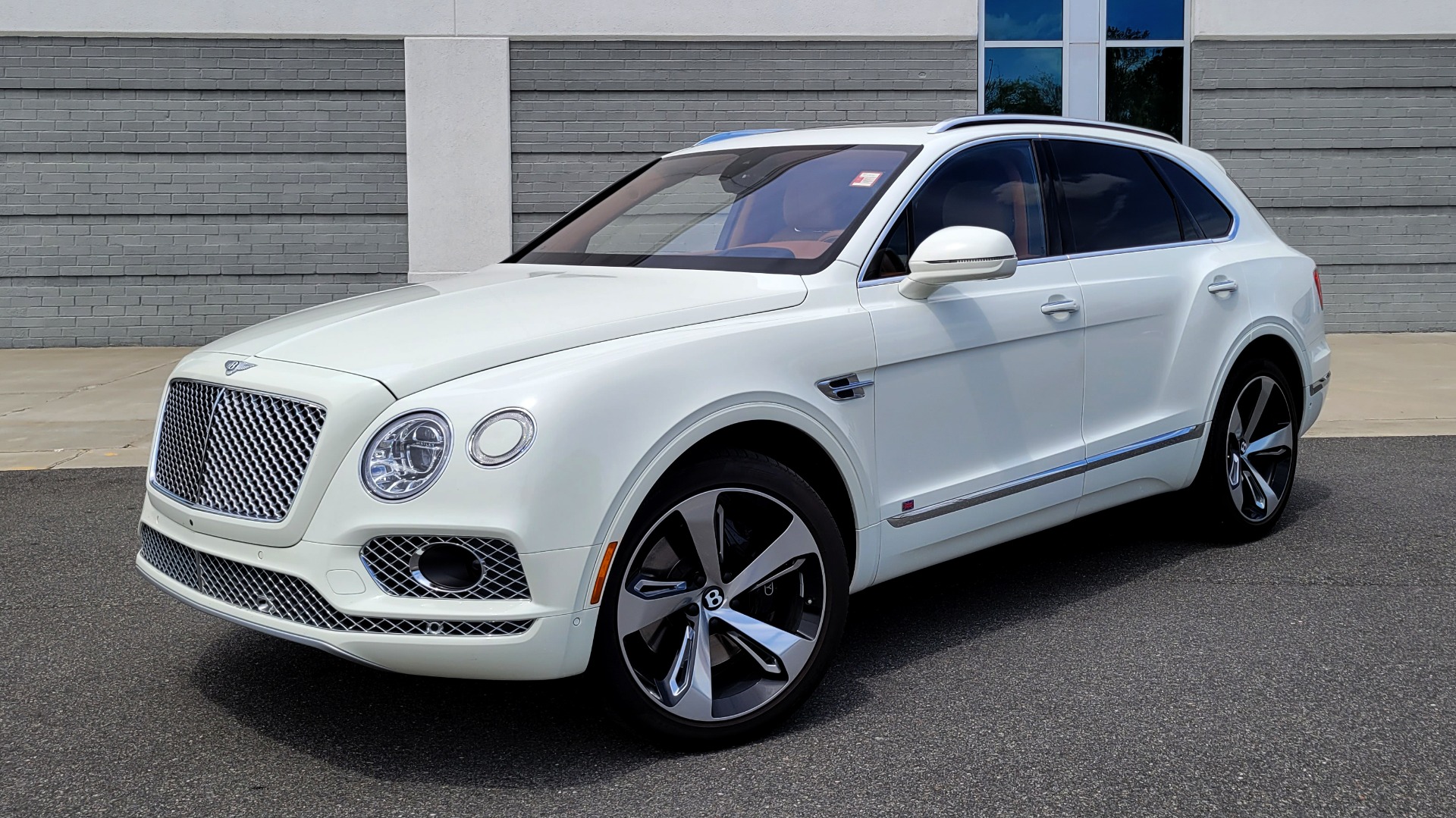 Used 2017 Bentley BENTAYGA W12 FIRST EDITION / AWD / NAV / HUD / SUNROOF / PREM SND / REARVIEW for sale $145,000 at Formula Imports in Charlotte NC 28227 6
