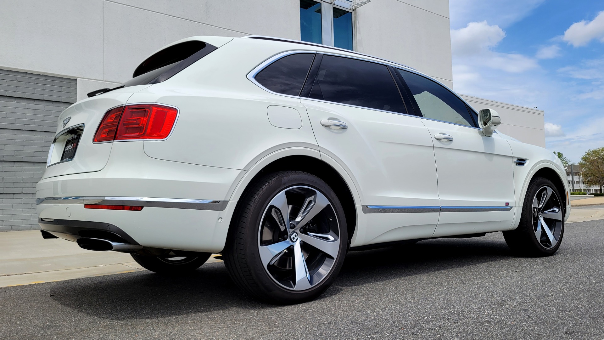 Used 2017 Bentley BENTAYGA W12 FIRST EDITION / AWD / NAV / HUD / SUNROOF / PREM SND / REARVIEW for sale $145,000 at Formula Imports in Charlotte NC 28227 9