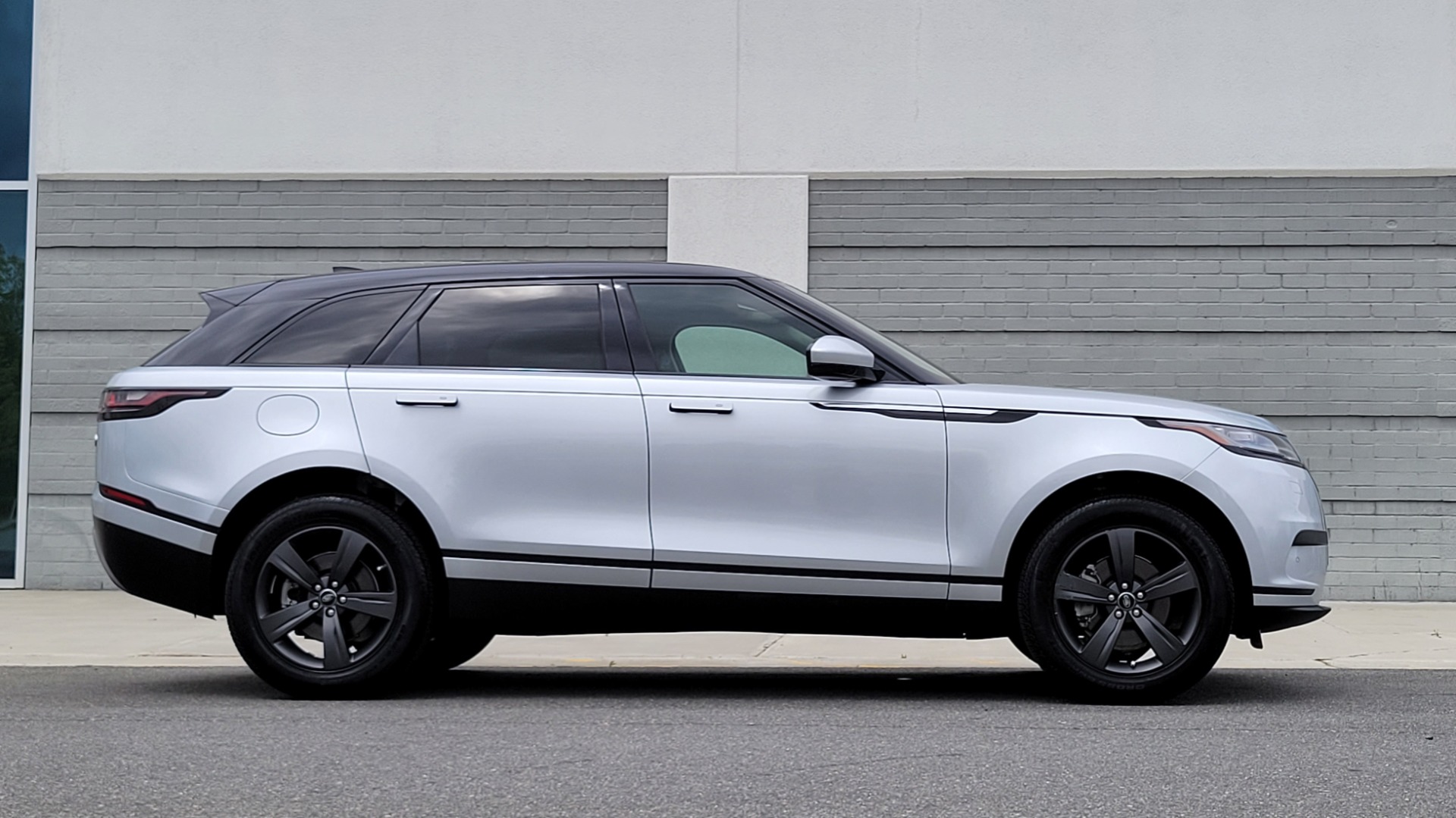 Used 2020 Land Rover RANGE ROVER VELAR S / AWD / 2.0L TURBO / NAV / SUNROOF / 19IN WHLS / REARVIEW for sale $59,995 at Formula Imports in Charlotte NC 28227 10