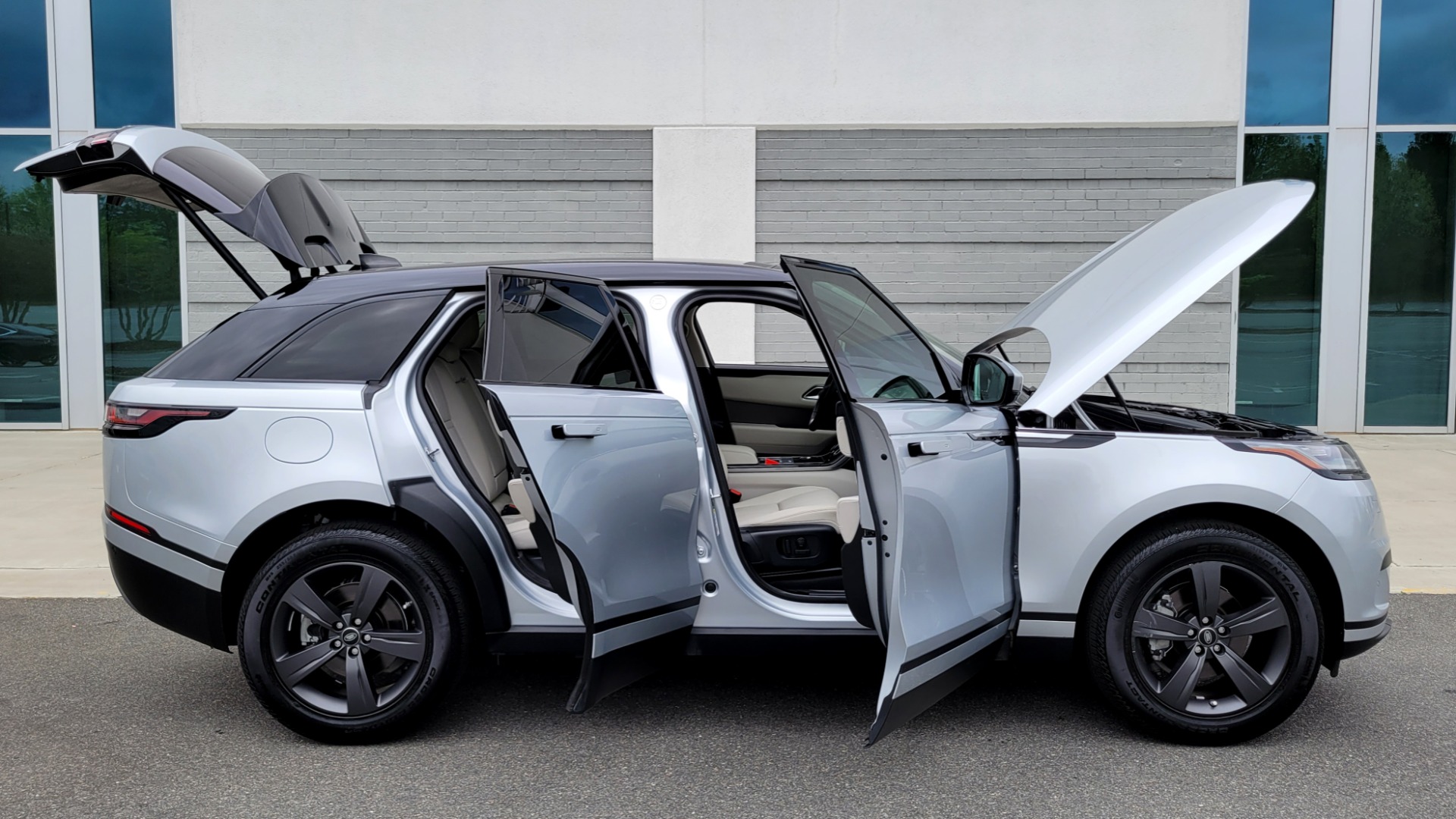 Used 2020 Land Rover RANGE ROVER VELAR S / AWD / 2.0L TURBO / NAV / SUNROOF / 19IN WHLS / REARVIEW for sale $59,995 at Formula Imports in Charlotte NC 28227 13
