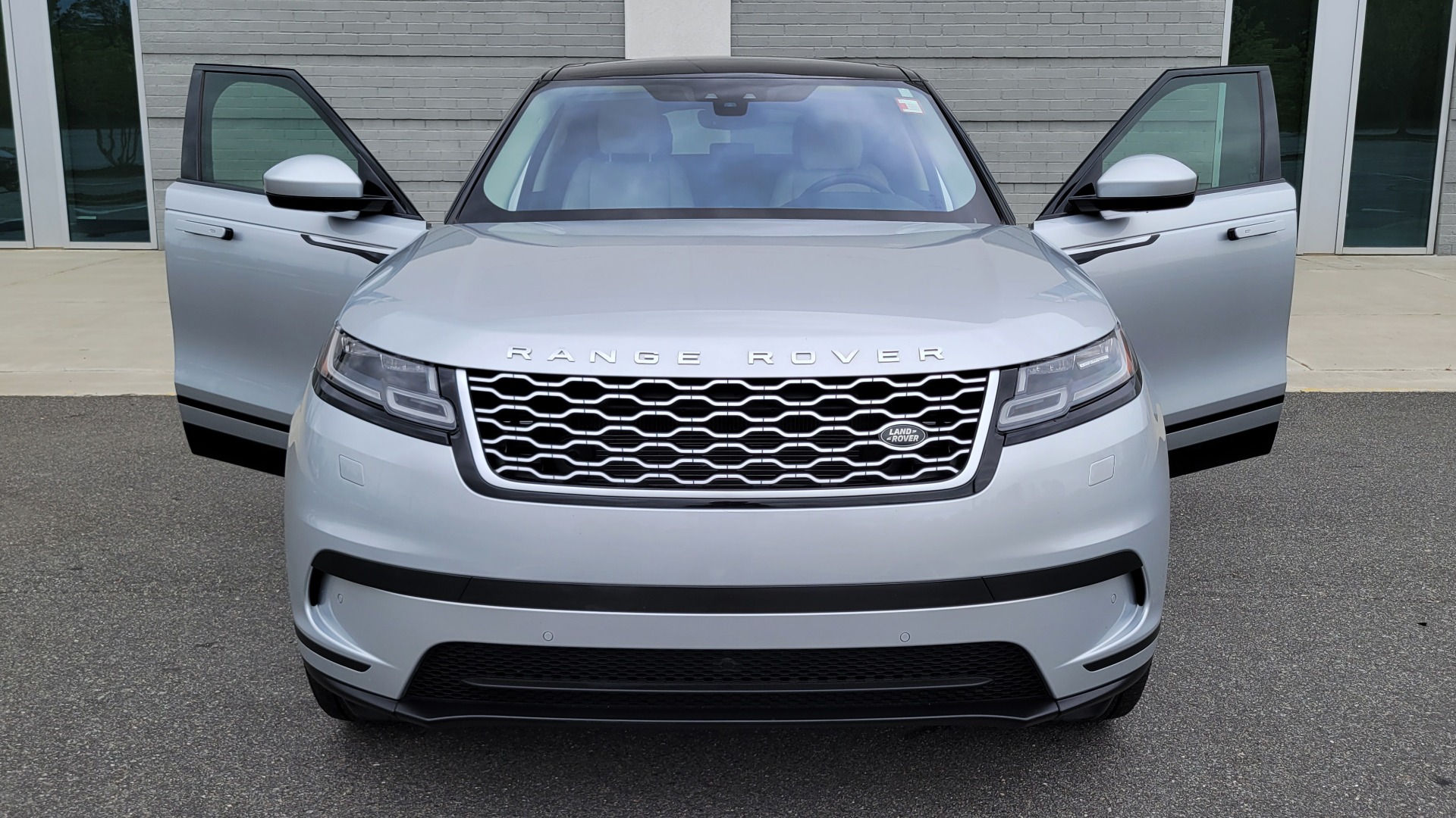 Used 2020 Land Rover RANGE ROVER VELAR S / AWD / 2.0L TURBO / NAV / SUNROOF / 19IN WHLS / REARVIEW for sale $59,995 at Formula Imports in Charlotte NC 28227 24