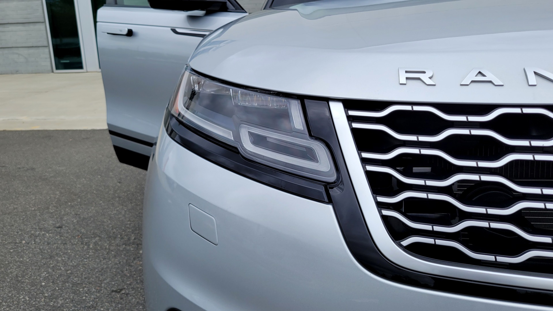 Used 2020 Land Rover RANGE ROVER VELAR S / AWD / 2.0L TURBO / NAV / SUNROOF / 19IN WHLS / REARVIEW for sale $59,995 at Formula Imports in Charlotte NC 28227 25