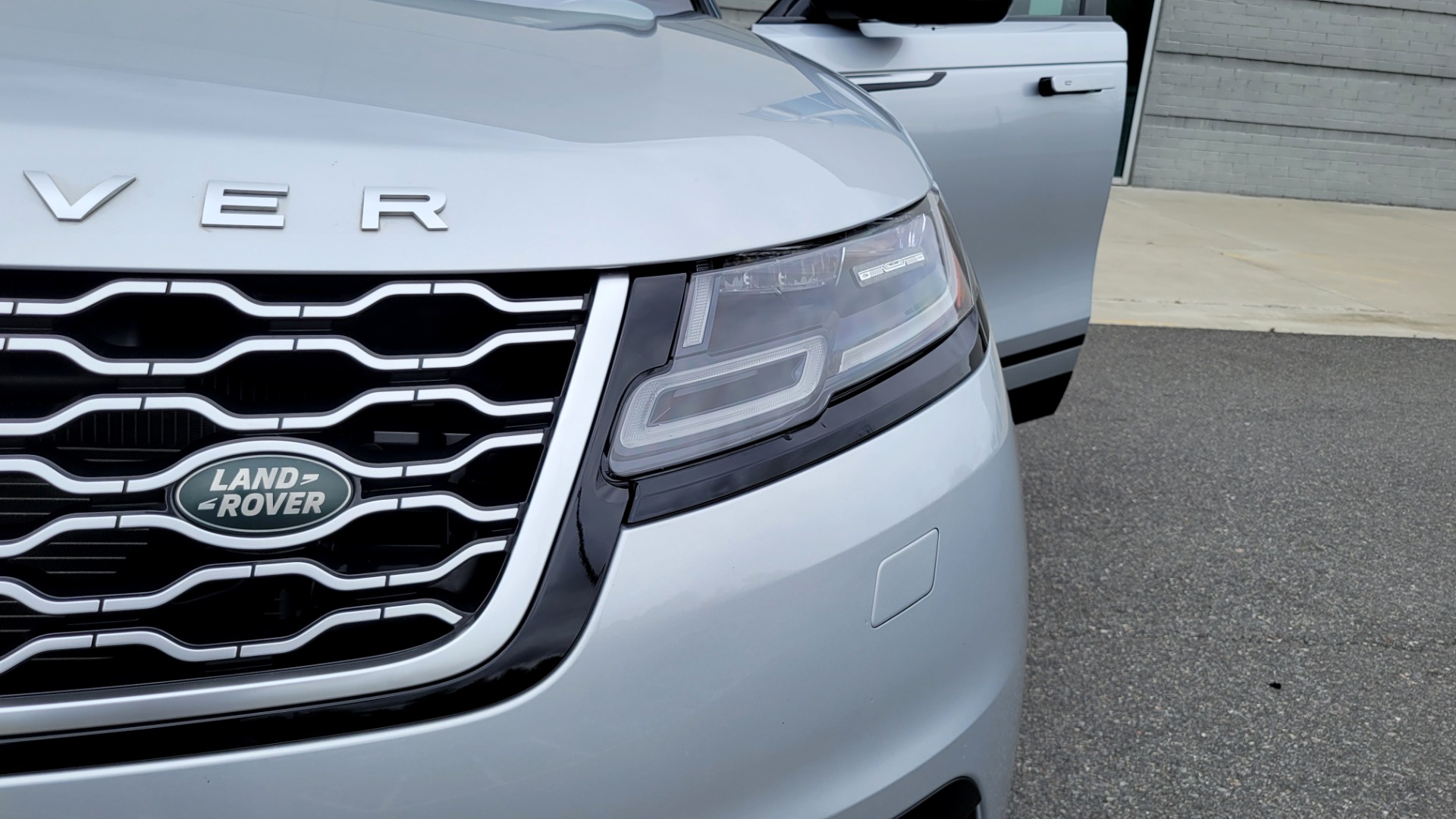 Used 2020 Land Rover RANGE ROVER VELAR S / AWD / 2.0L TURBO / NAV / SUNROOF / 19IN WHLS / REARVIEW for sale $59,995 at Formula Imports in Charlotte NC 28227 26