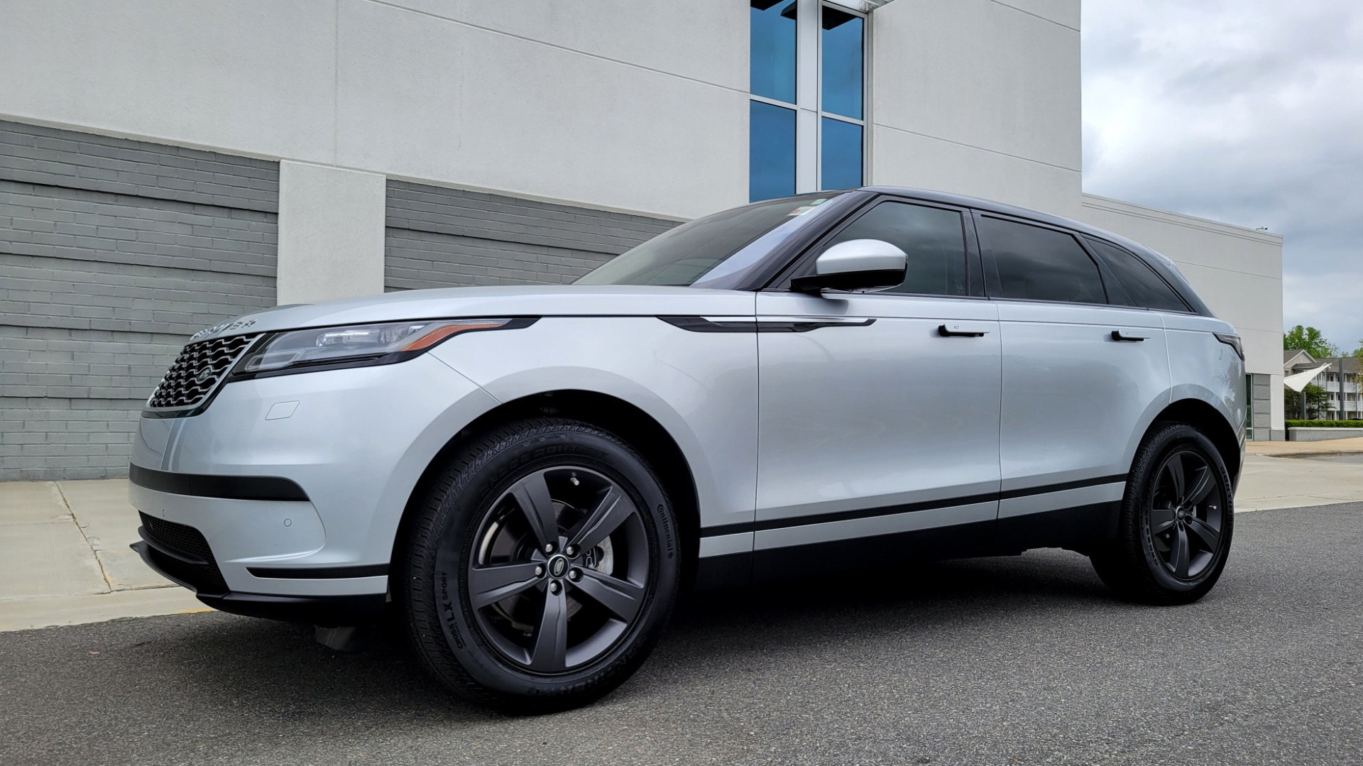 Used 2020 Land Rover RANGE ROVER VELAR S / AWD / 2.0L TURBO / NAV / SUNROOF / 19IN WHLS / REARVIEW for sale $59,995 at Formula Imports in Charlotte NC 28227 3