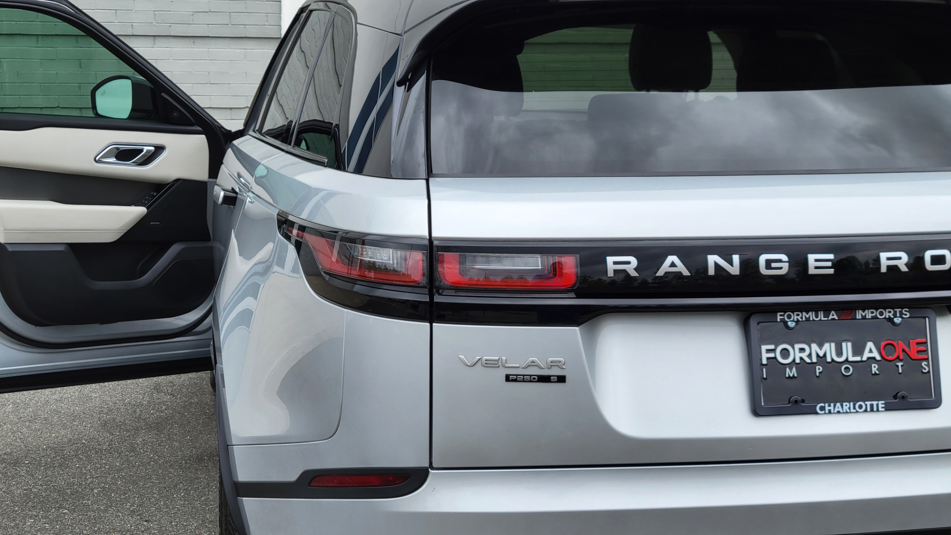Used 2020 Land Rover RANGE ROVER VELAR S / AWD / 2.0L TURBO / NAV / SUNROOF / 19IN WHLS / REARVIEW for sale $59,995 at Formula Imports in Charlotte NC 28227 31