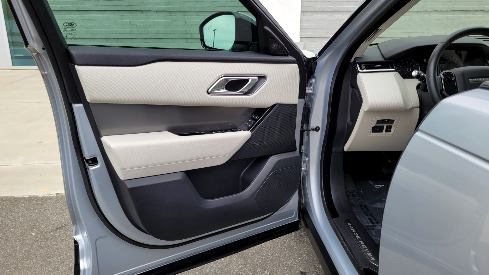Used 2020 Land Rover RANGE ROVER VELAR S / AWD / 2.0L TURBO / NAV / SUNROOF / 19IN WHLS / REARVIEW for sale $59,995 at Formula Imports in Charlotte NC 28227 34
