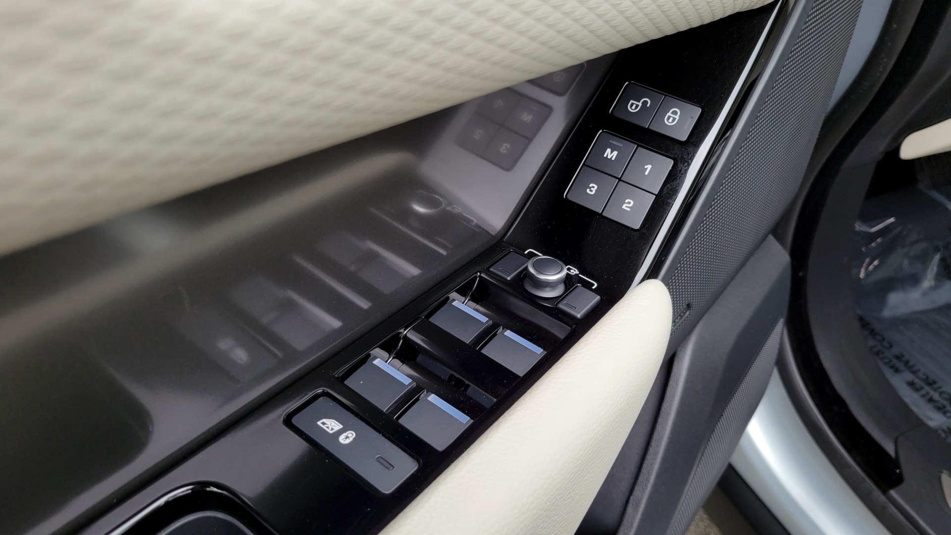 Used 2020 Land Rover RANGE ROVER VELAR S / AWD / 2.0L TURBO / NAV / SUNROOF / 19IN WHLS / REARVIEW for sale $59,995 at Formula Imports in Charlotte NC 28227 35