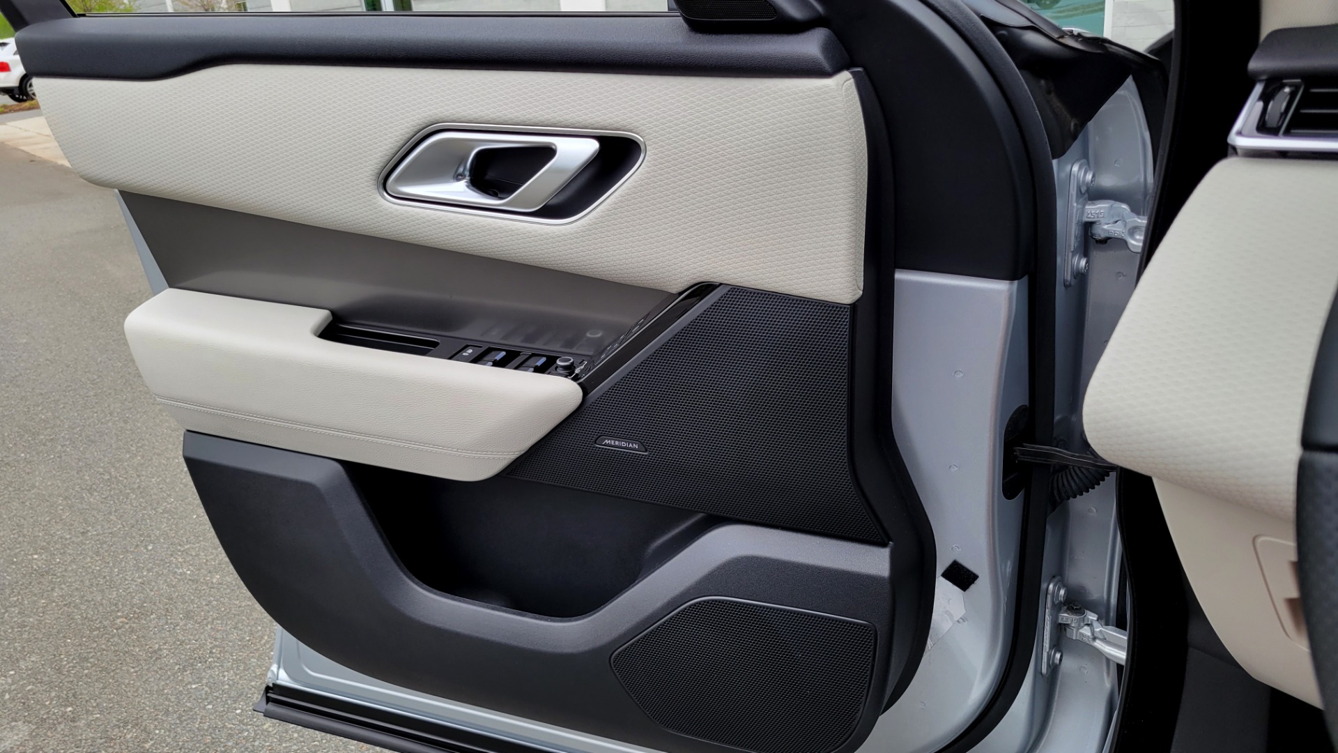 Used 2020 Land Rover RANGE ROVER VELAR S / AWD / 2.0L TURBO / NAV / SUNROOF / 19IN WHLS / REARVIEW for sale $59,995 at Formula Imports in Charlotte NC 28227 37