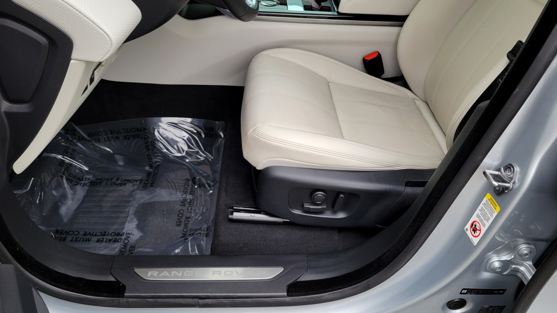 Used 2020 Land Rover RANGE ROVER VELAR S / AWD / 2.0L TURBO / NAV / SUNROOF / 19IN WHLS / REARVIEW for sale $59,995 at Formula Imports in Charlotte NC 28227 39