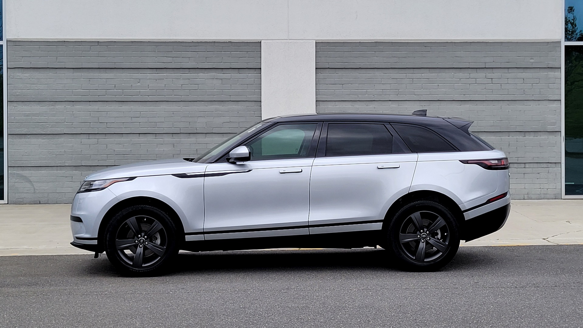 Used 2020 Land Rover RANGE ROVER VELAR S / AWD / 2.0L TURBO / NAV / SUNROOF / 19IN WHLS / REARVIEW for sale $59,995 at Formula Imports in Charlotte NC 28227 4