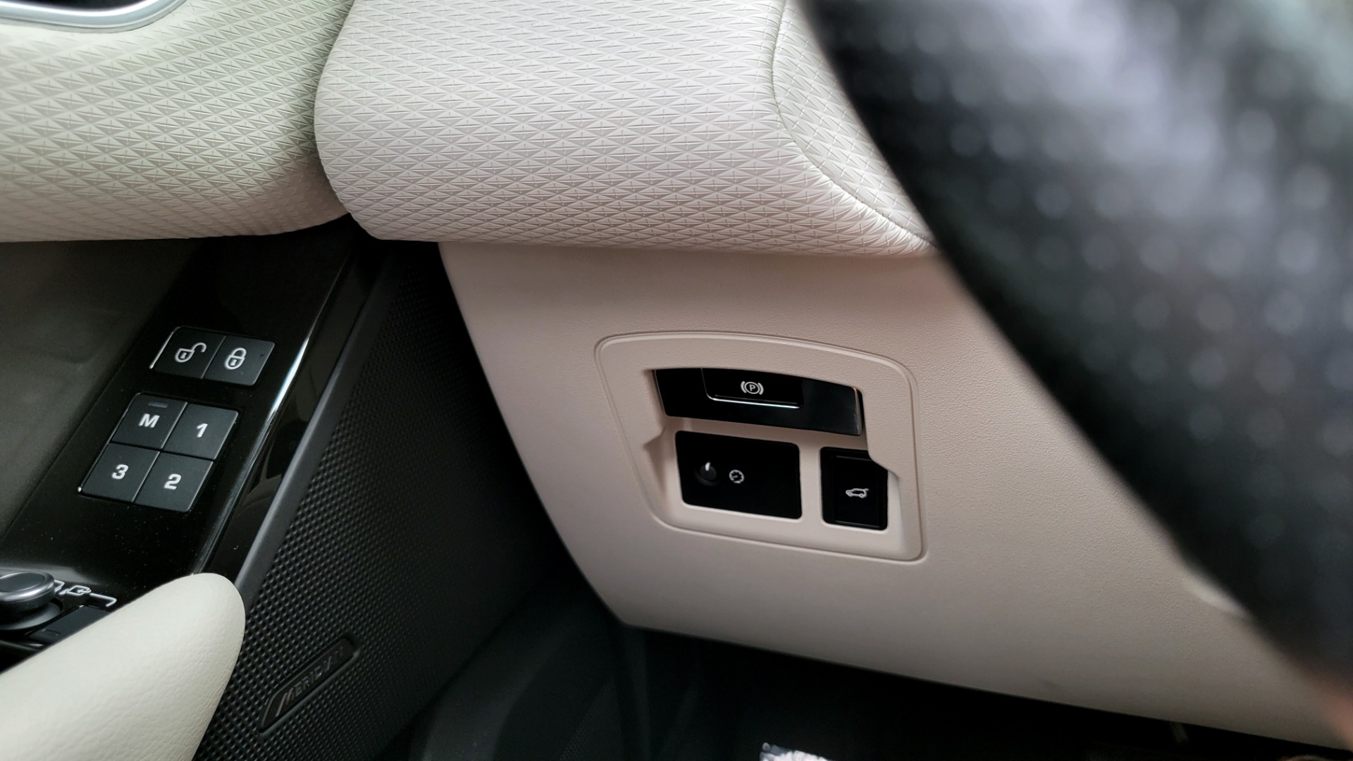 Used 2020 Land Rover RANGE ROVER VELAR S / AWD / 2.0L TURBO / NAV / SUNROOF / 19IN WHLS / REARVIEW for sale $59,995 at Formula Imports in Charlotte NC 28227 43