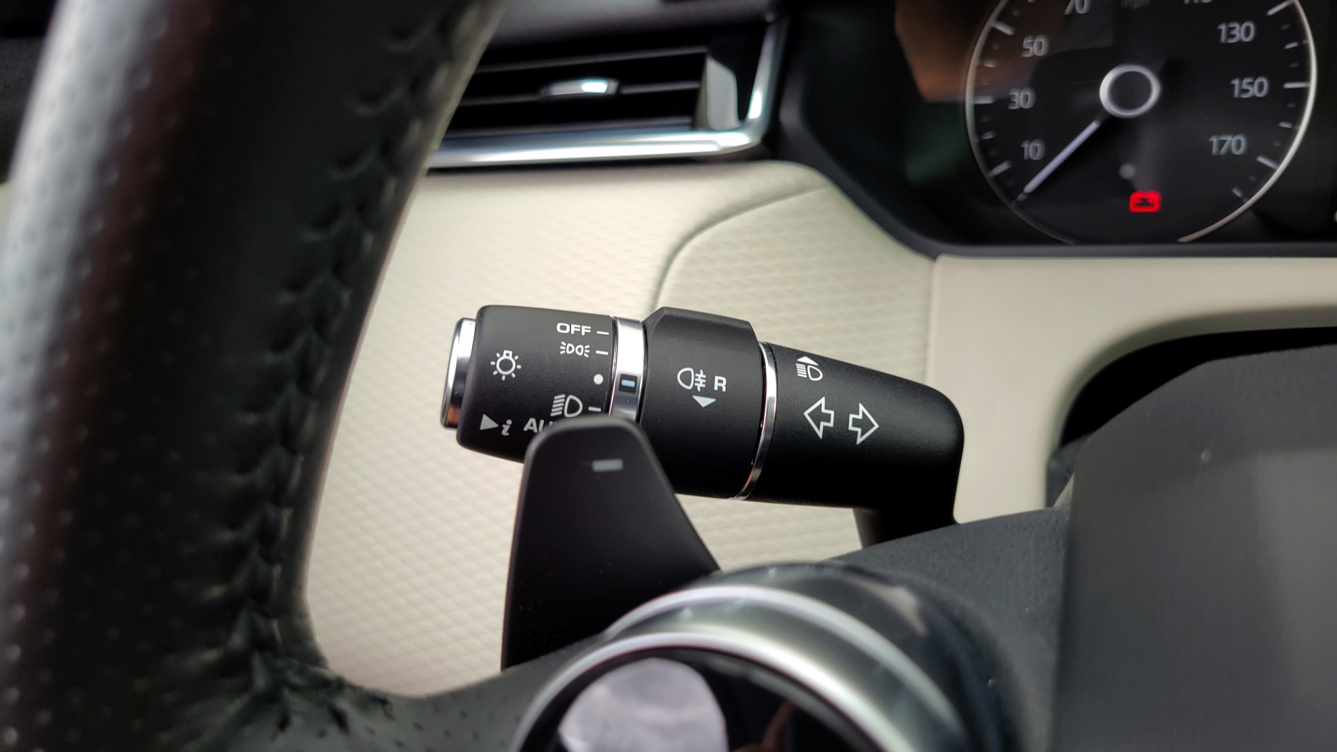 Used 2020 Land Rover RANGE ROVER VELAR S / AWD / 2.0L TURBO / NAV / SUNROOF / 19IN WHLS / REARVIEW for sale $59,995 at Formula Imports in Charlotte NC 28227 45