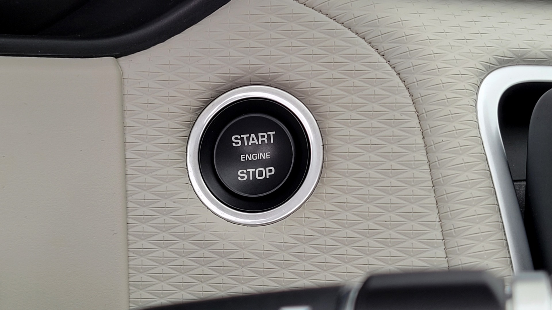 Used 2020 Land Rover RANGE ROVER VELAR S / AWD / 2.0L TURBO / NAV / SUNROOF / 19IN WHLS / REARVIEW for sale $59,995 at Formula Imports in Charlotte NC 28227 48