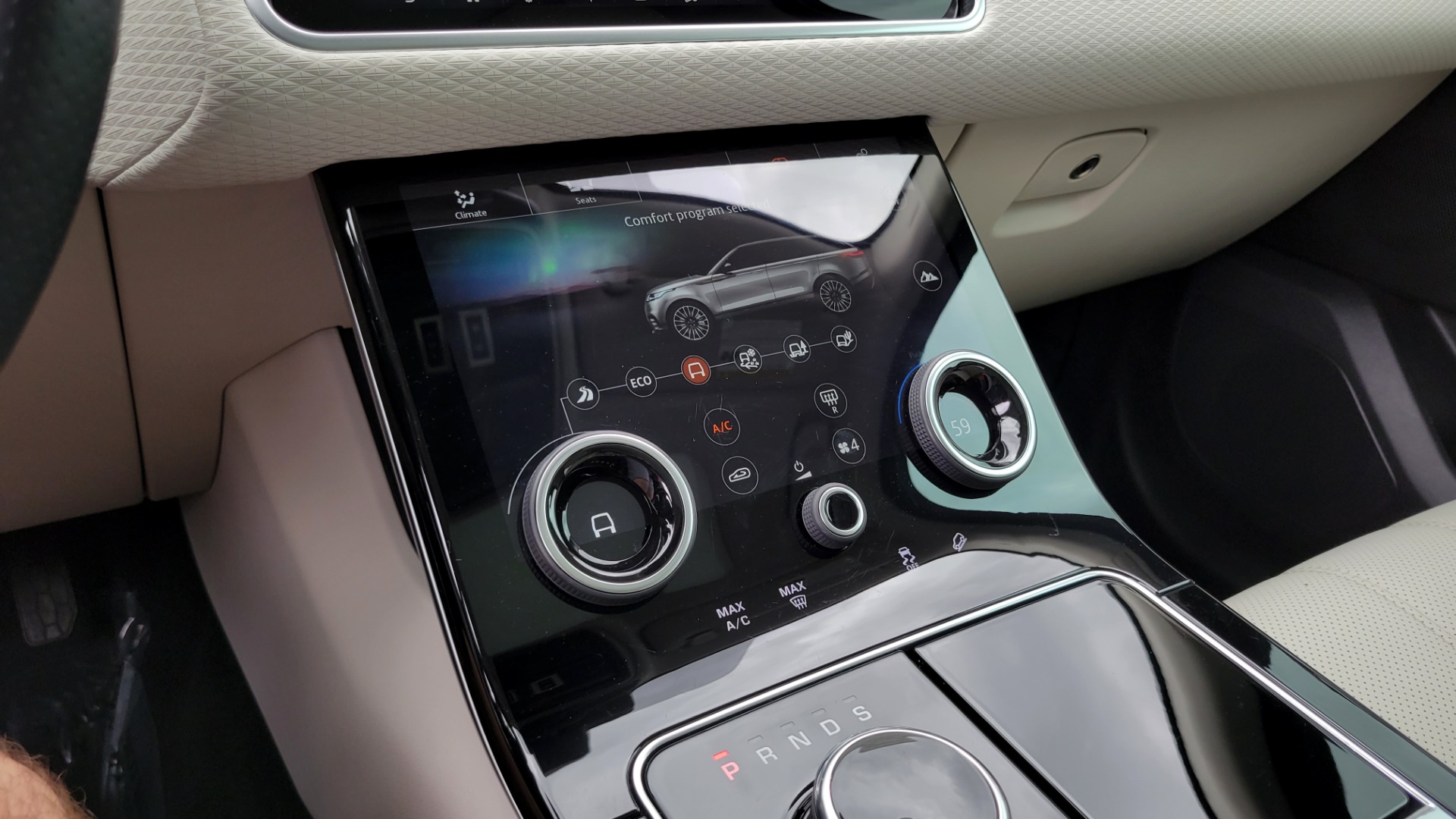 Used 2020 Land Rover RANGE ROVER VELAR S / AWD / 2.0L TURBO / NAV / SUNROOF / 19IN WHLS / REARVIEW for sale $59,995 at Formula Imports in Charlotte NC 28227 52
