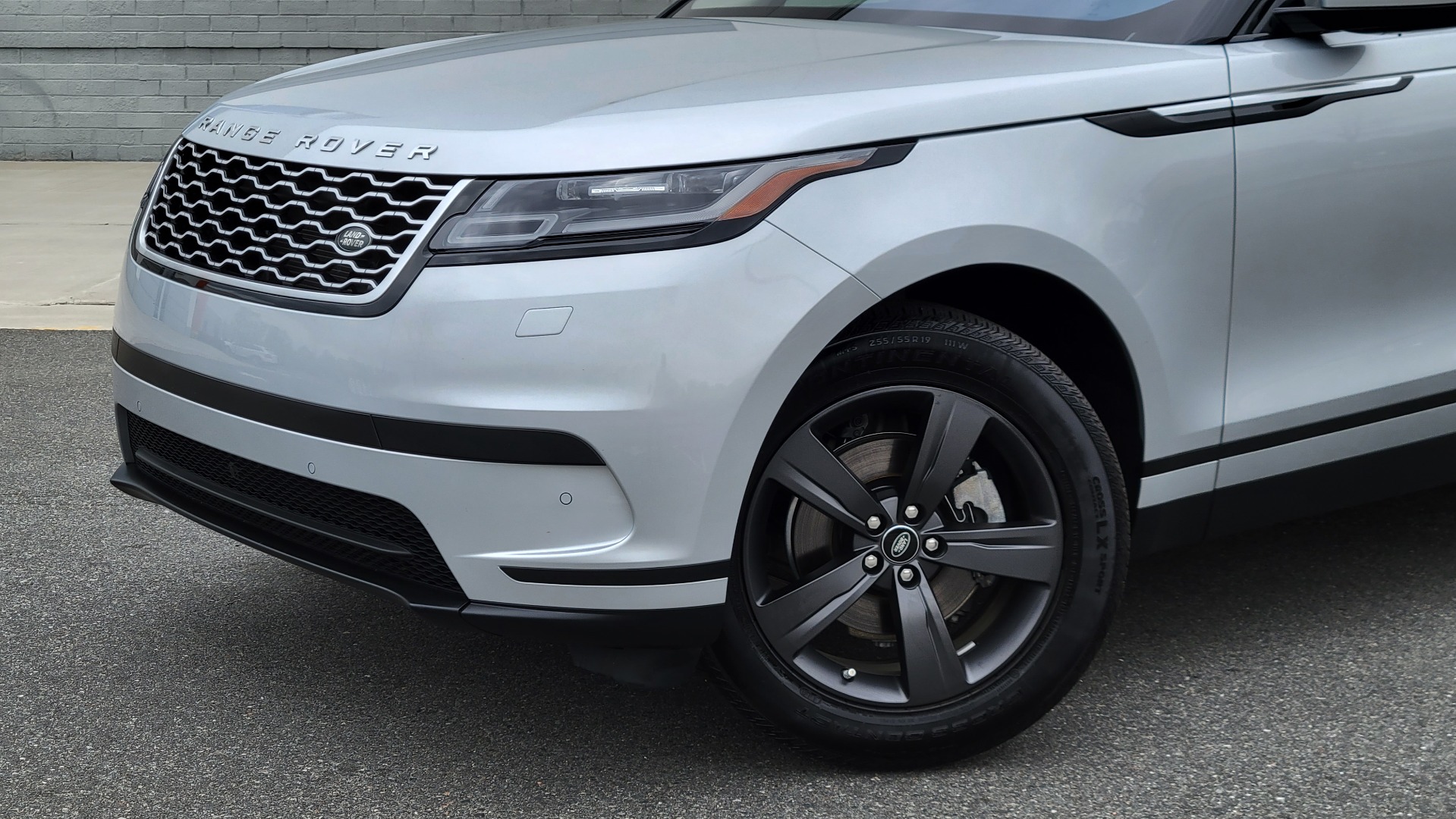 Used 2020 Land Rover RANGE ROVER VELAR S / AWD / 2.0L TURBO / NAV / SUNROOF / 19IN WHLS / REARVIEW for sale $59,995 at Formula Imports in Charlotte NC 28227 7