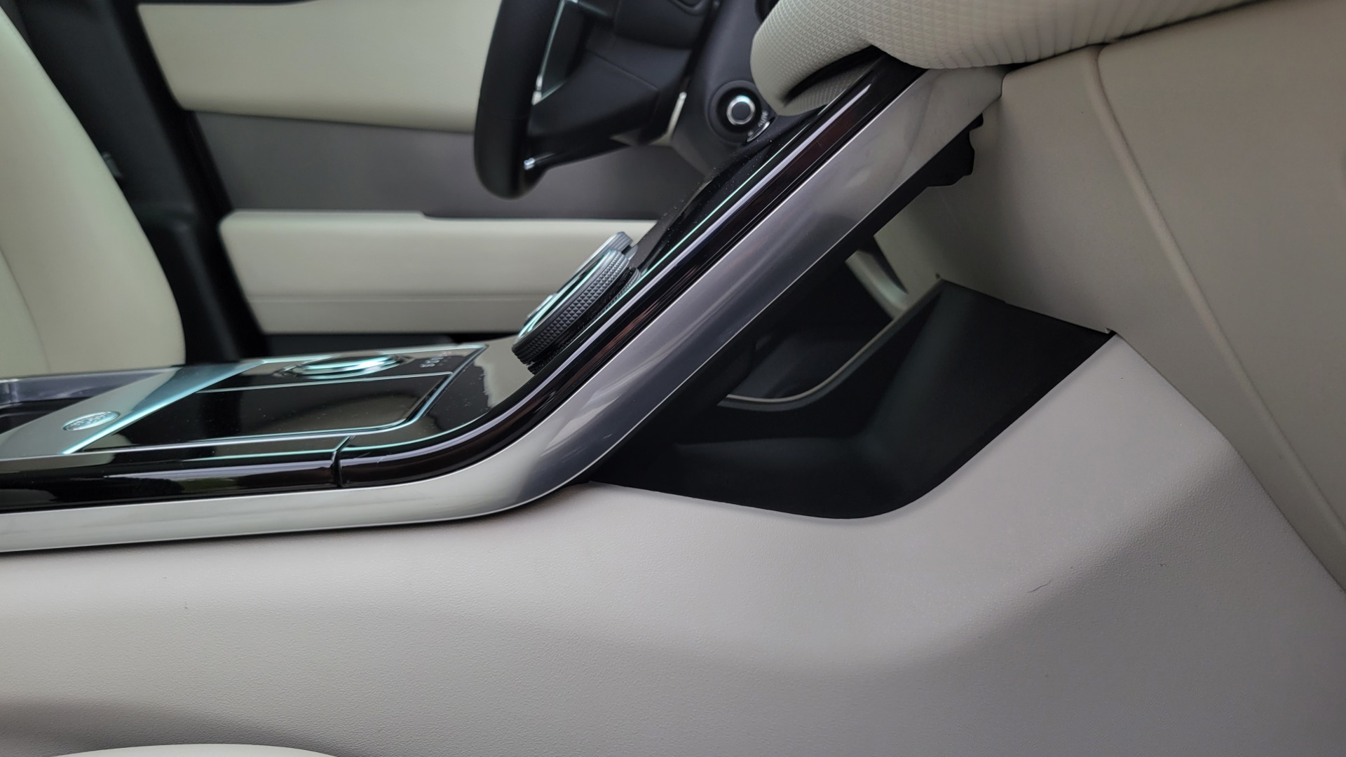 Used 2020 Land Rover RANGE ROVER VELAR S / AWD / 2.0L TURBO / NAV / SUNROOF / 19IN WHLS / REARVIEW for sale $59,995 at Formula Imports in Charlotte NC 28227 74