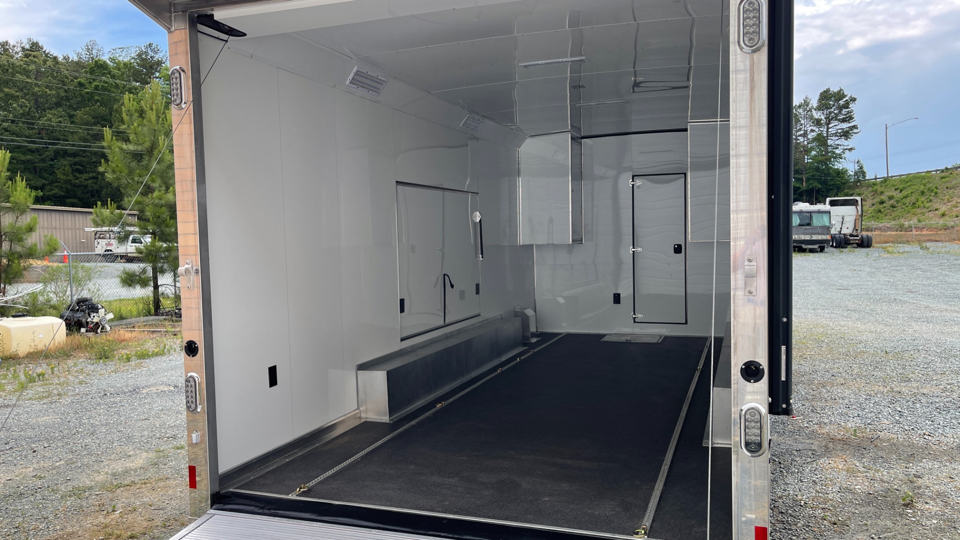 Used 2020 Sundowner 2986 SGM TOY HAULER 49FT / 29FT LIVING / 20FT FOR TOYS / TRIPLE-AXLE for sale $115,000 at Formula Imports in Charlotte NC 28227 15