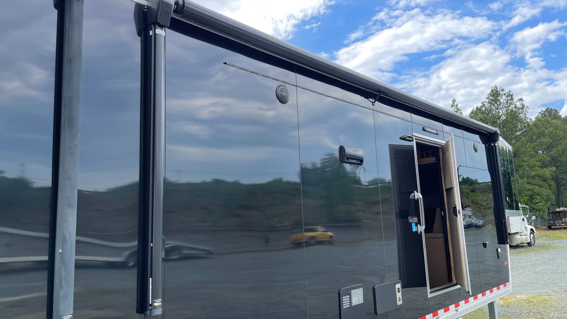 Used 2020 Sundowner 2986 SGM TOY HAULER 49FT / 29FT LIVING / 20FT FOR TOYS / TRIPLE-AXLE for sale $115,000 at Formula Imports in Charlotte NC 28227 35