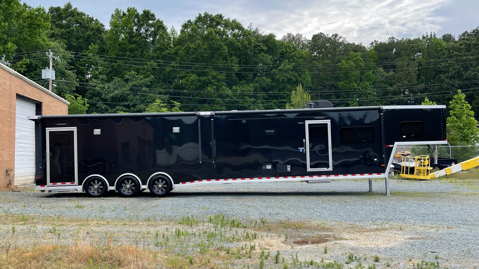 Used 2020 Sundowner 2986 SGM TOY HAULER 49FT / 29FT LIVING / 20FT FOR TOYS / TRIPLE-AXLE for sale $115,000 at Formula Imports in Charlotte NC 28227 4